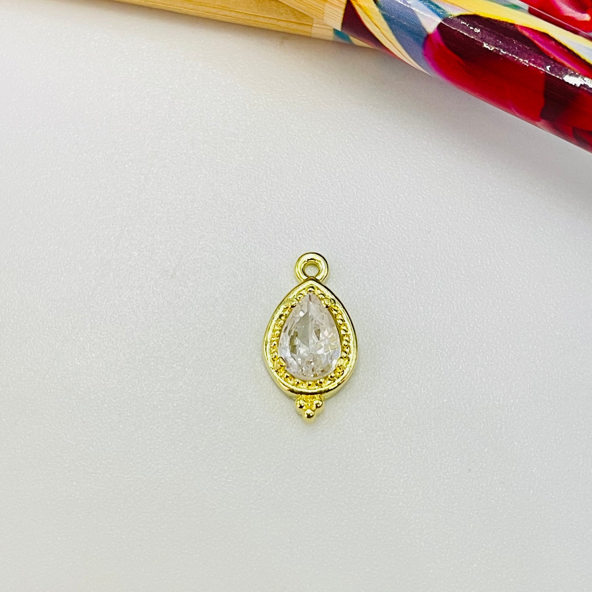 FO983 Colgante Gota Cuarzo Cristal con tres bolitas en borde inferior 13x7 mm  Figura Baño Oro Figuras Bañadas hecho de Bronce Bañado en Oro 18K Joyas Bañadas en Oro