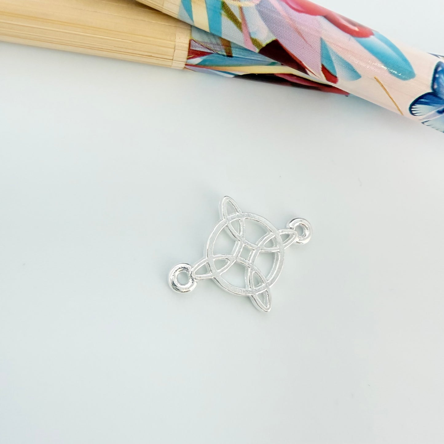 FP1266 Conector Nudo de Bruja 19 x 16 mm Espesor 1.1 mm Figura Baño Plata