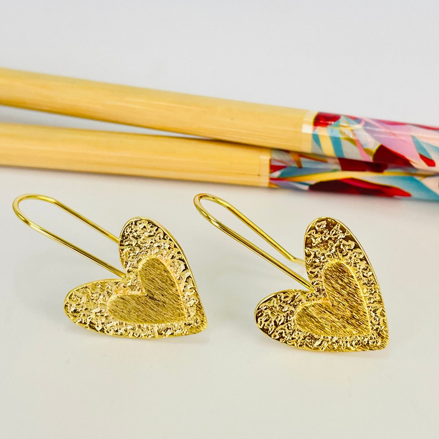 XO385 Aro Colgante con gancho Corazón borde martelado y corazón en relieve 22 x 20 mm Largo Total 32 mm Aro Baño Oro Aros Bañados hecho de Bronce Bañado en Oro 18K Joyas Bañadas en Oro