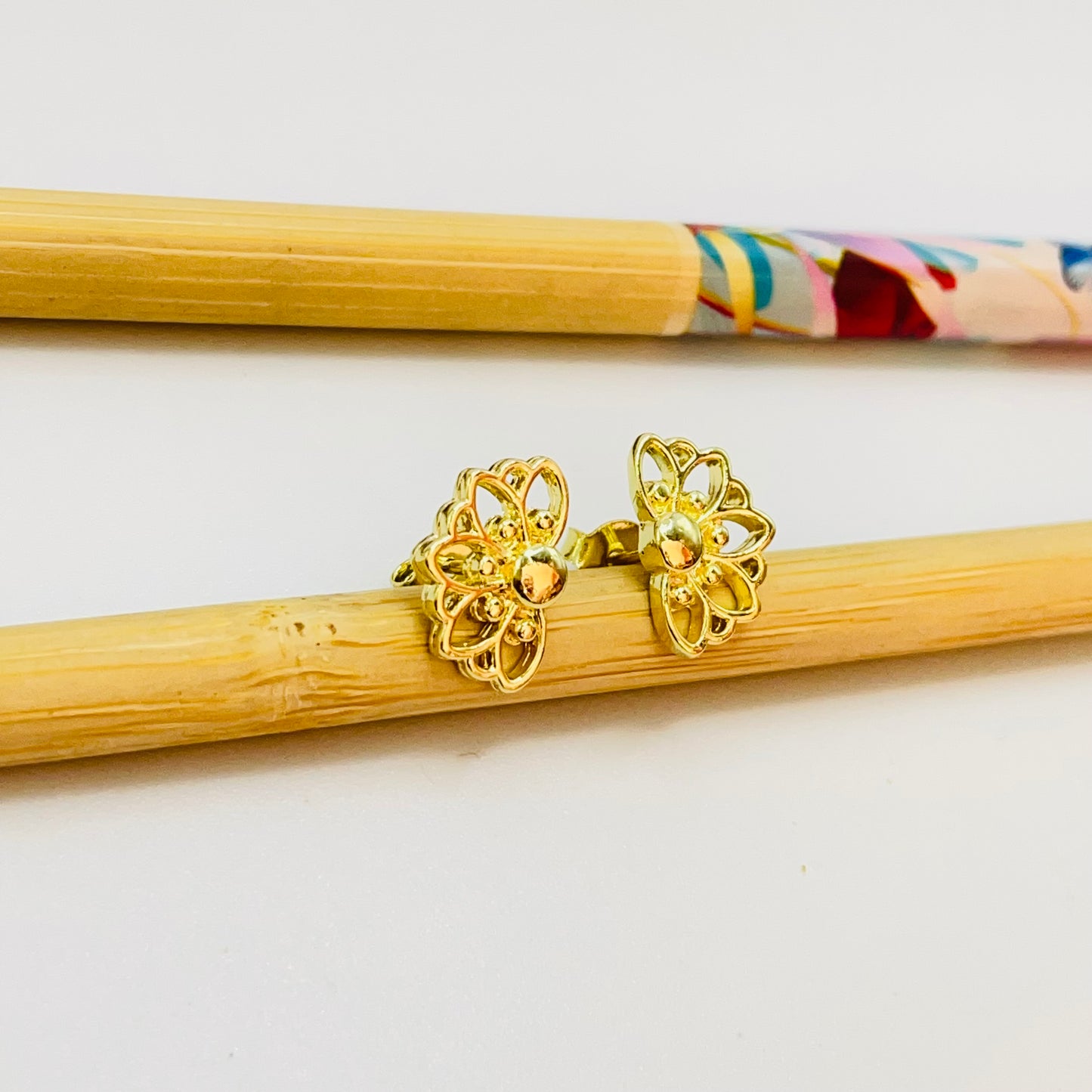 Joyas por Mayor Joyas Bañadas en Oro por Mayor Insumos para Joyas XO525 Aro Media Flor Margarita Calada 13 x 8.5 mm Espesor 1.5 mm Aro Baño Oro