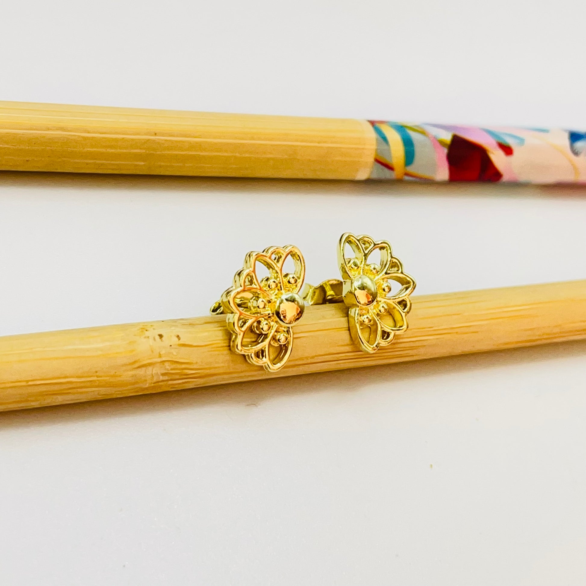 Joyas por Mayor Joyas Bañadas en Oro por Mayor Insumos para Joyas XO525 Aro Media Flor Margarita Calada 13 x 8.5 mm Espesor 1.5 mm Aro Baño Oro