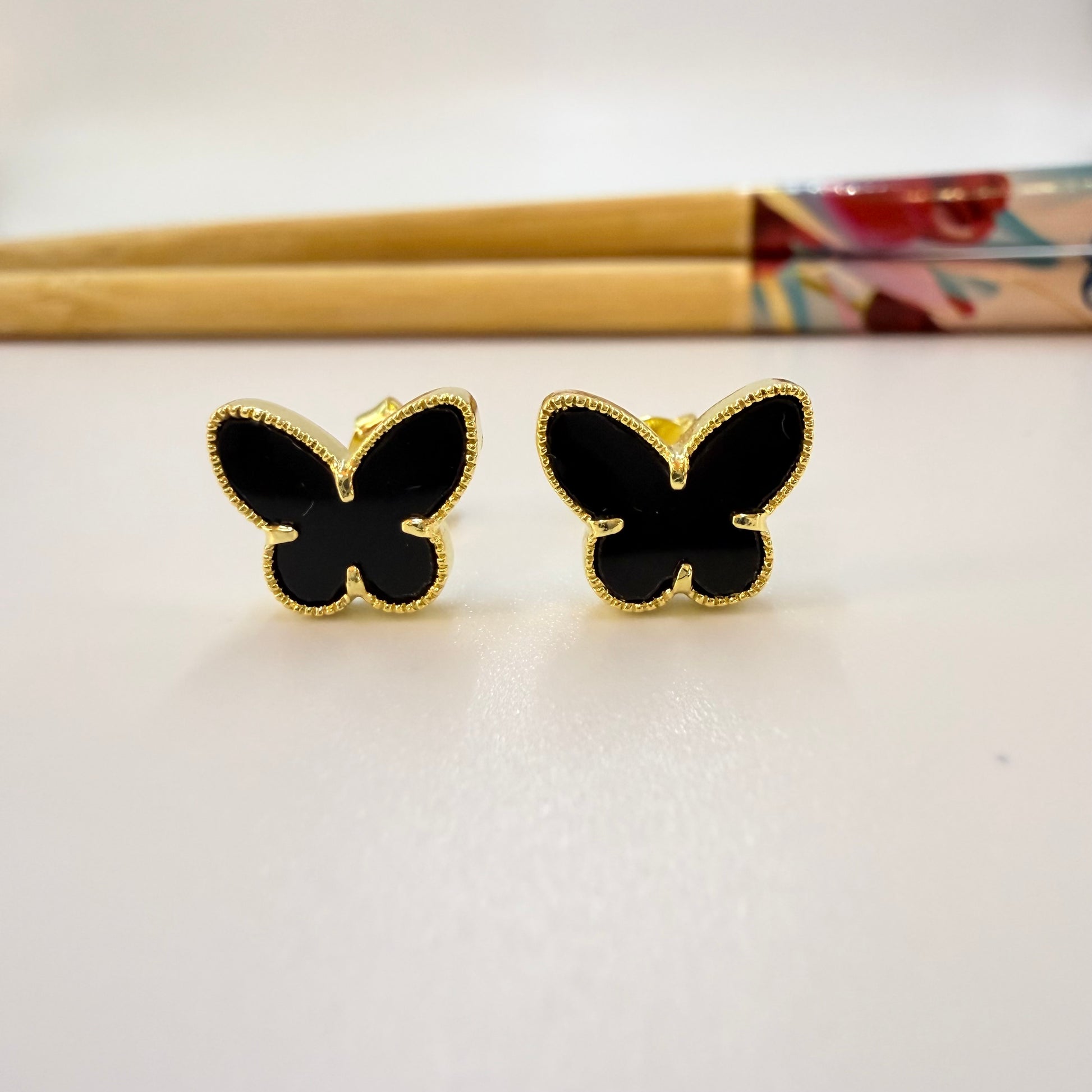 Joyas por Mayor Joyas Bañadas en Oro por Mayor Insumos para Joyas XO565 Aro Mariposa Borde Rutilado Acrílico Negro 11 x 9 mm Espesor 2 mm Aro Baño Oro