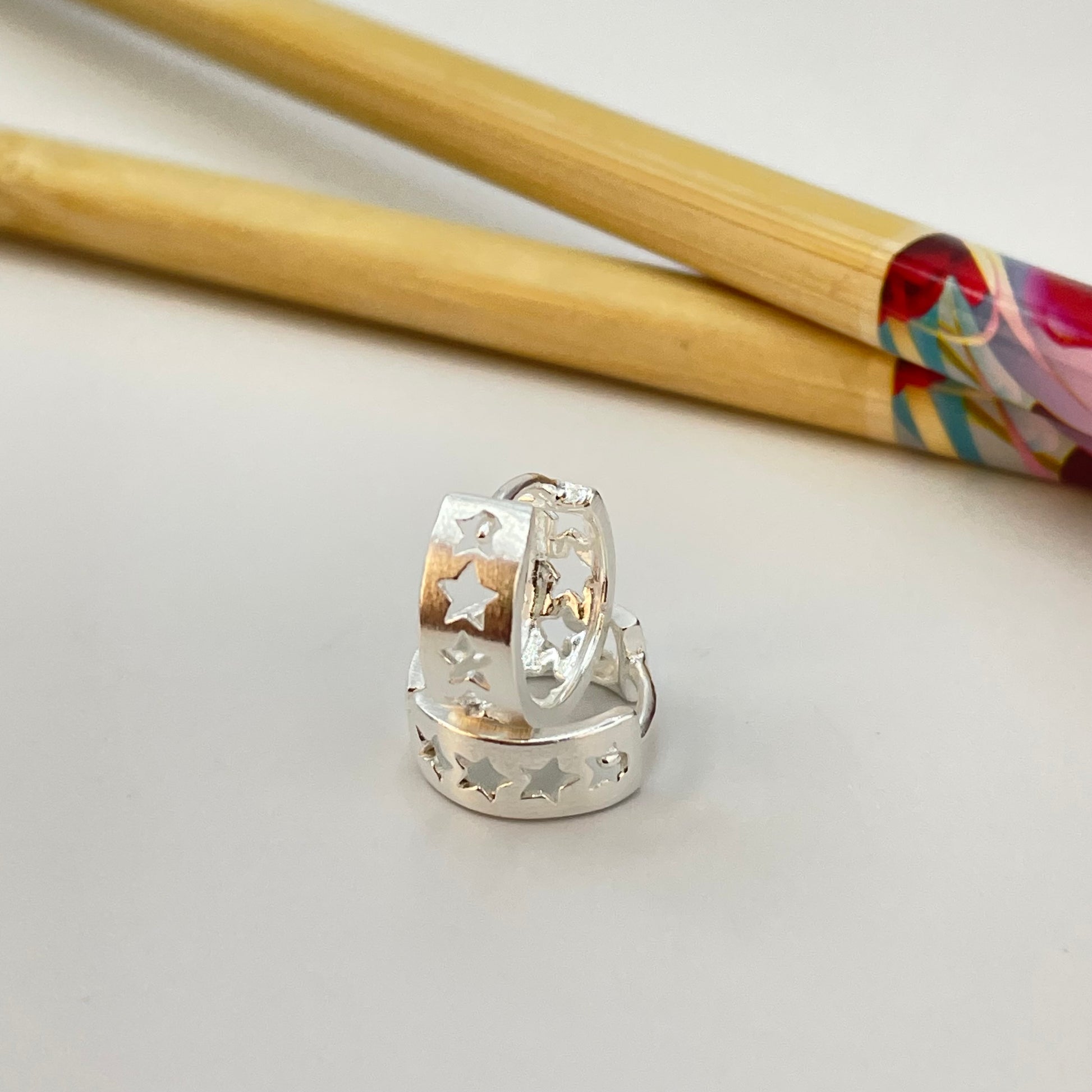 XP116 Aro Argolla Estrellas Caladas 12 mm ancho 5 mm Aro Baño Plata Aros Bañados en Oro y Plata hecho de Bronce Bañado en Plata 50 ml Joyas Bañadas en Plata