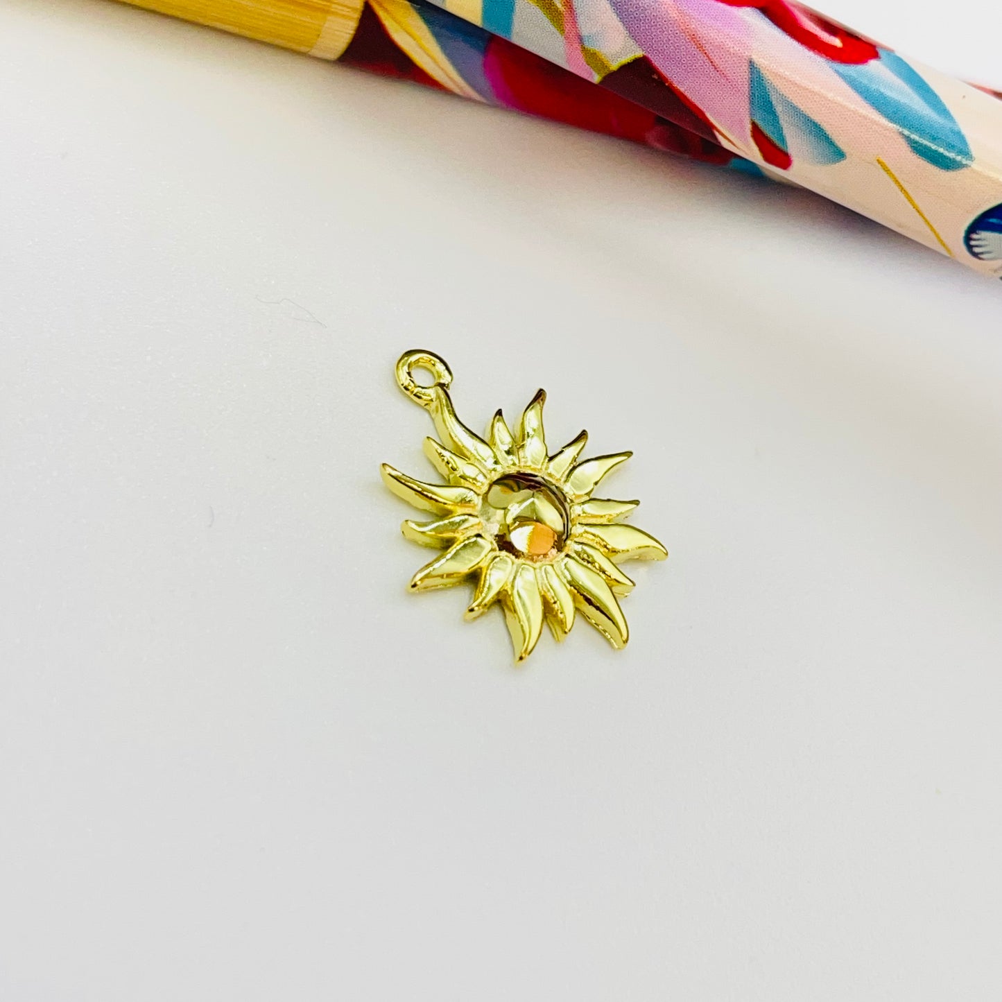FO1223 Colgante Sol 15 x 15 mm más argollita Espesor 1.1 mm Figura Baño Oro
