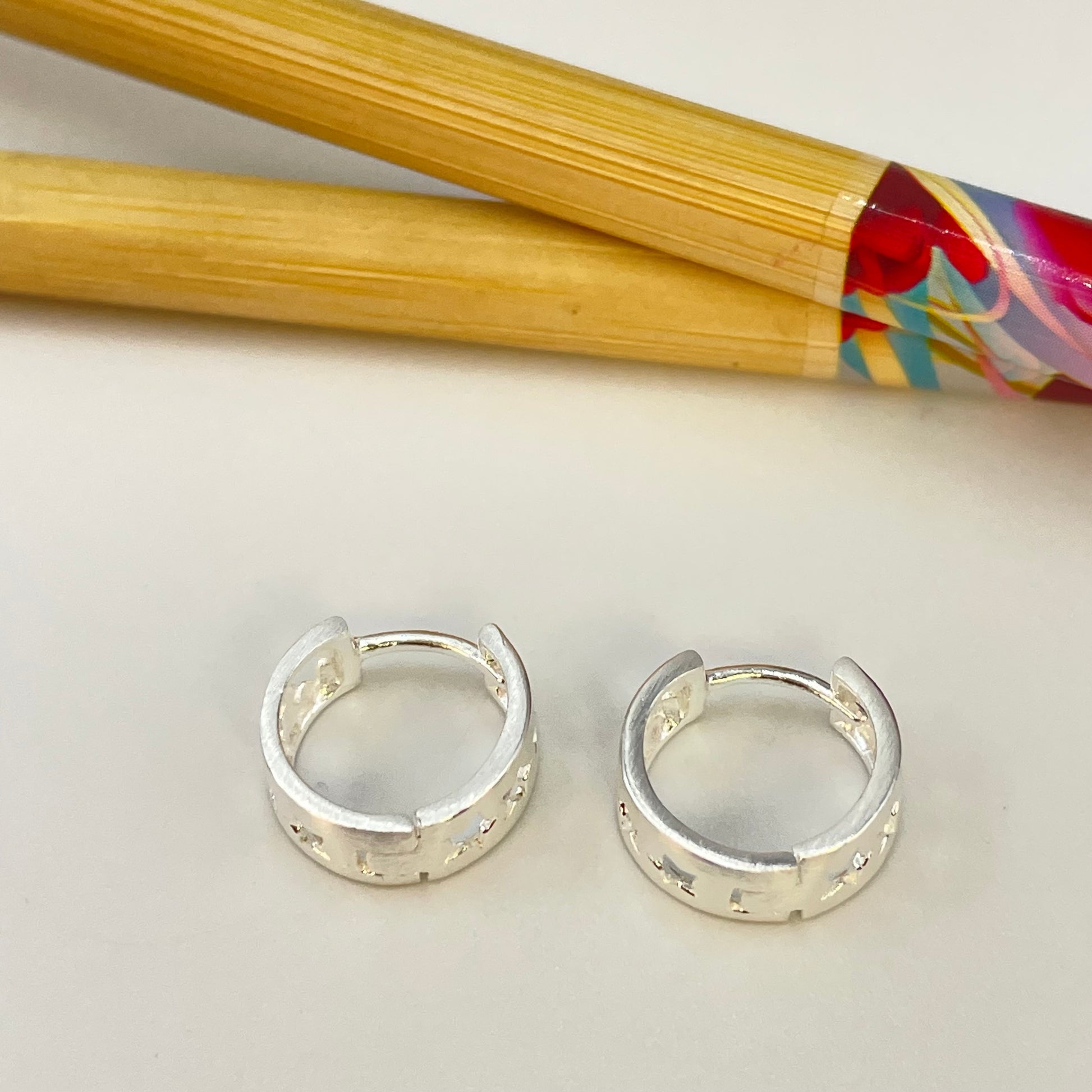 XP116 Aro Argolla Estrellas Caladas 12 mm ancho 5 mm Aro Baño Plata Aros Bañados en Oro y Plata hecho de Bronce Bañado en Plata 50 ml Joyas Bañadas en Plata