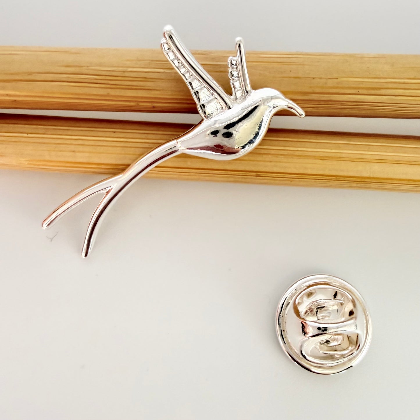 FP1268 Prendedor Pajarito 33 x 16 mm Espesor 2.1 mm Figura Baño Plata