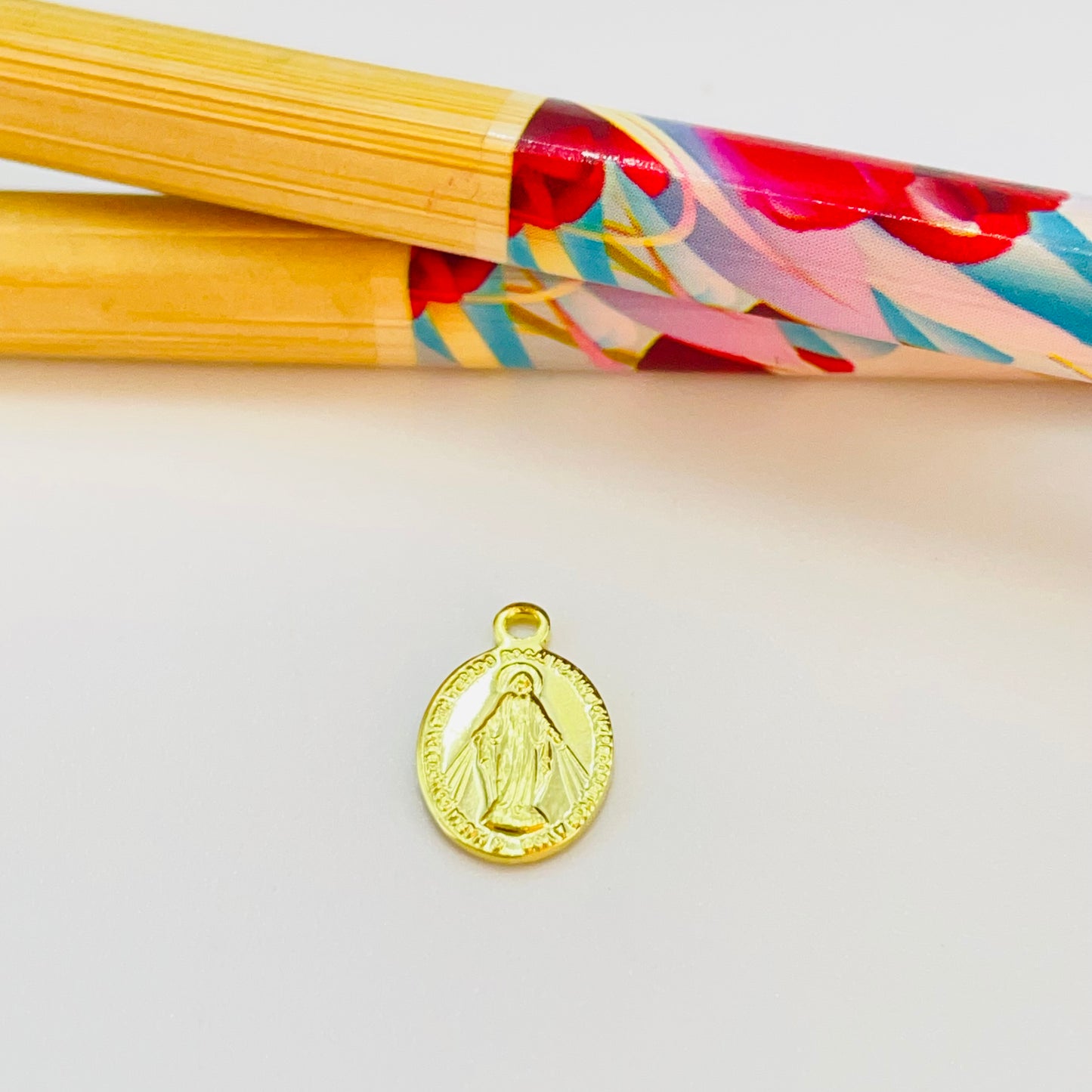 FO737 Colgante Virgen de los Milagros 10 x 8 mm Figura Baño Oro