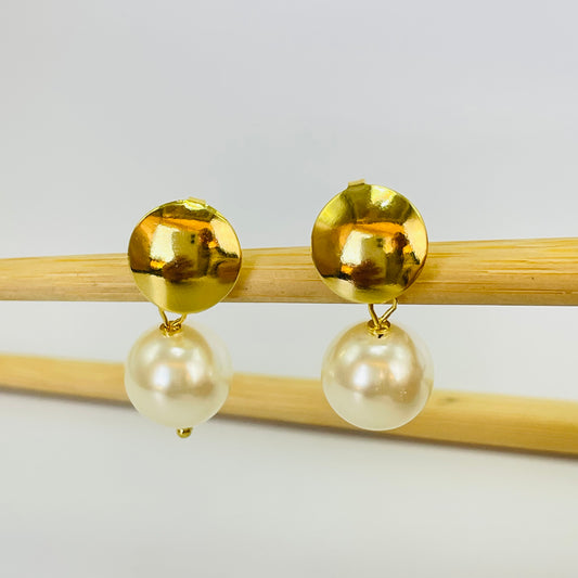 XO394 Aro Perla 12 mm Colgante Base redonda diá. 12 mm Largo total 28 mm Aro Baño Oro Aros Bañados hecho de Bronce Bañado en Oro 18K Joyas Bañadas en Oro