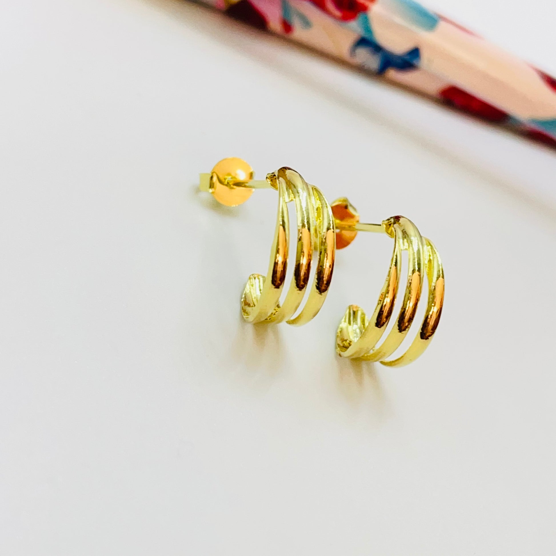 Joyas por Mayor Joyas Bañadas en Oro por Mayor Insumos para Joyas XO518 Aro Argolla Triple Unidas en Puntas diá. 14 mm Ancho 6 mm Espesor 1 mm Aro Baño Oro