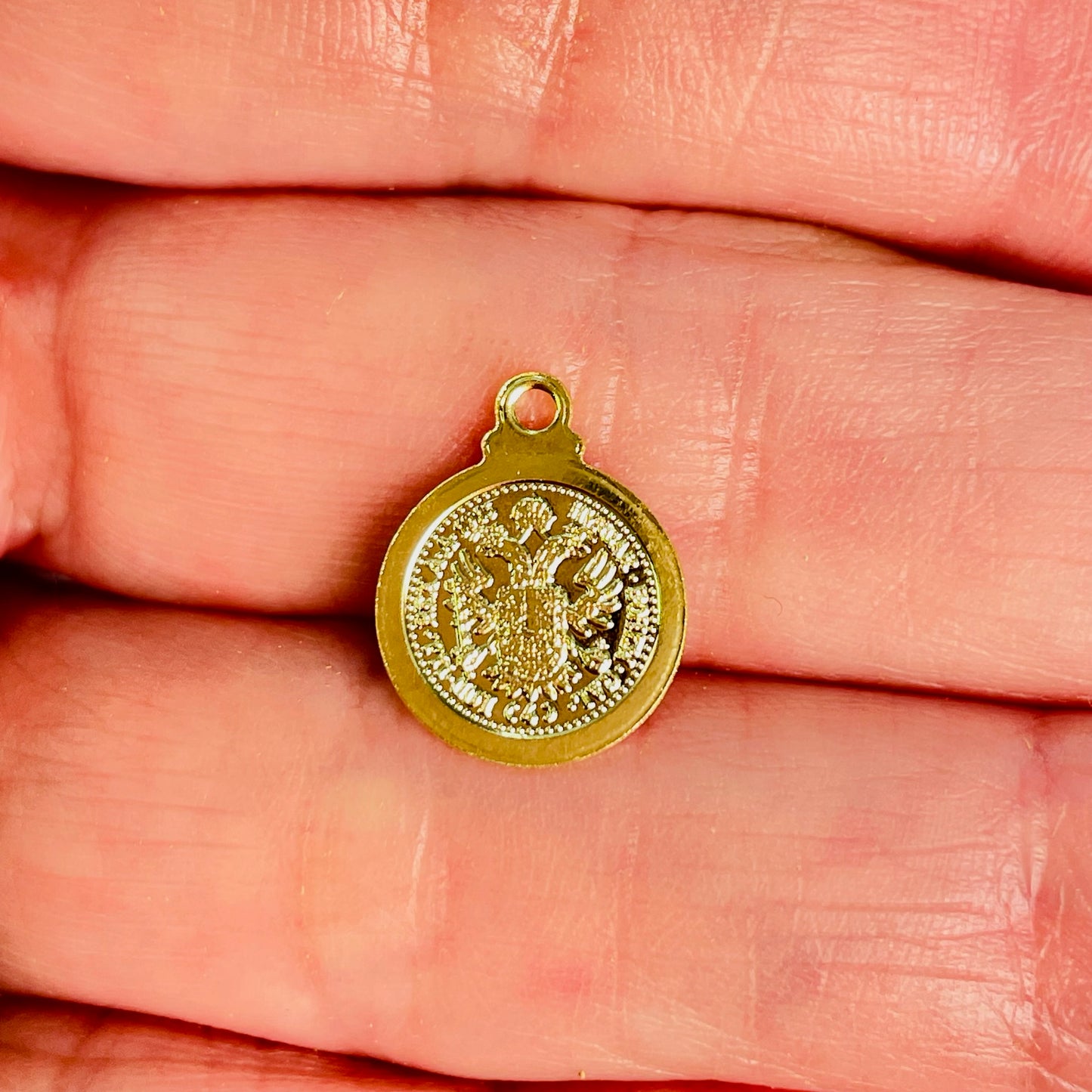 Joyas por Mayor Joyas Bañadas en Oro por Mayor Insumos para Joyas FO1193 Colgante Moneda Austriaca Doble Faz Borde Liso Diá. 11 mm más argollita Espesor 1 mm Figura Baño Oro