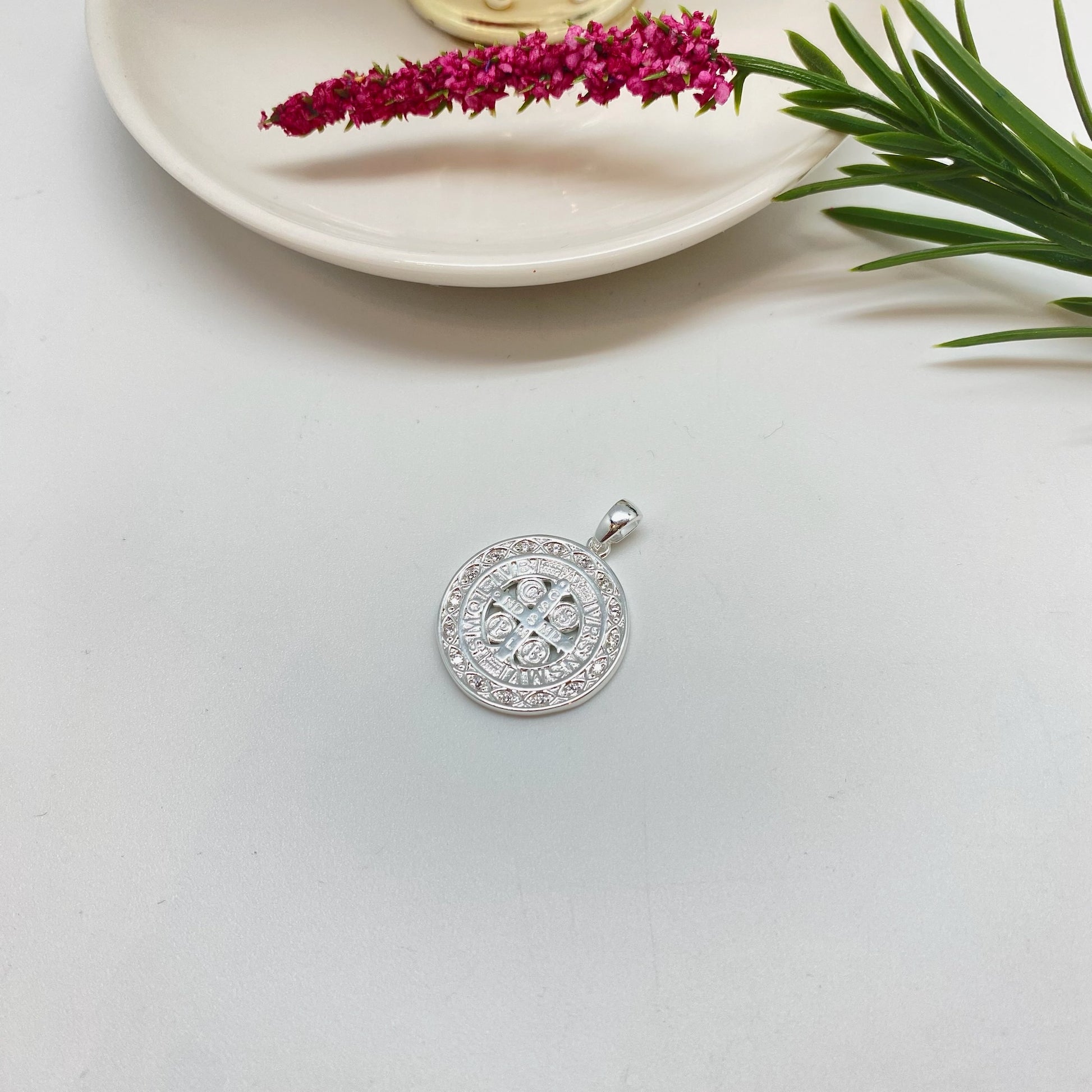 Joyas por Mayor Joyas Bañadas en Plata por Mayor Insumos para Joyas FP1236 Colgante San Benito centro calado borde circones 1 faz diá. 21 mm más valier de 9 x 3 mm Espesor 2 mm Figura Baño Plata