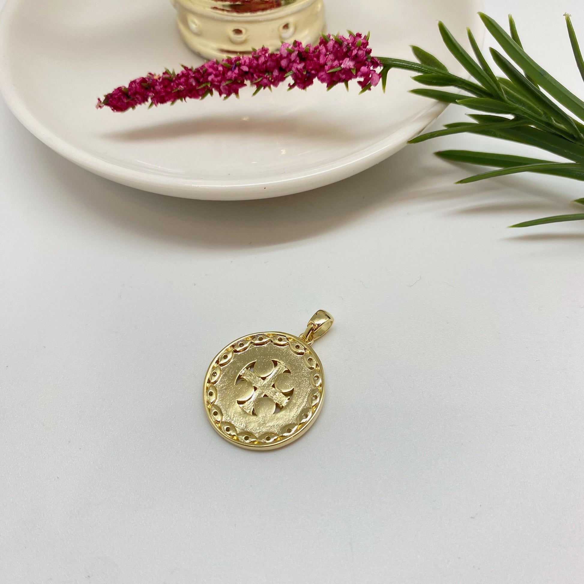 Joyas por Mayor Joyas Bañadas en Oro por Mayor Insumos para Joyas FO1236 Colgante San Benito centro calado borde circones 1 faz diá. 21 mm más valier de 9 x 3 mm Espesor 2 mm Figura Baño Oro