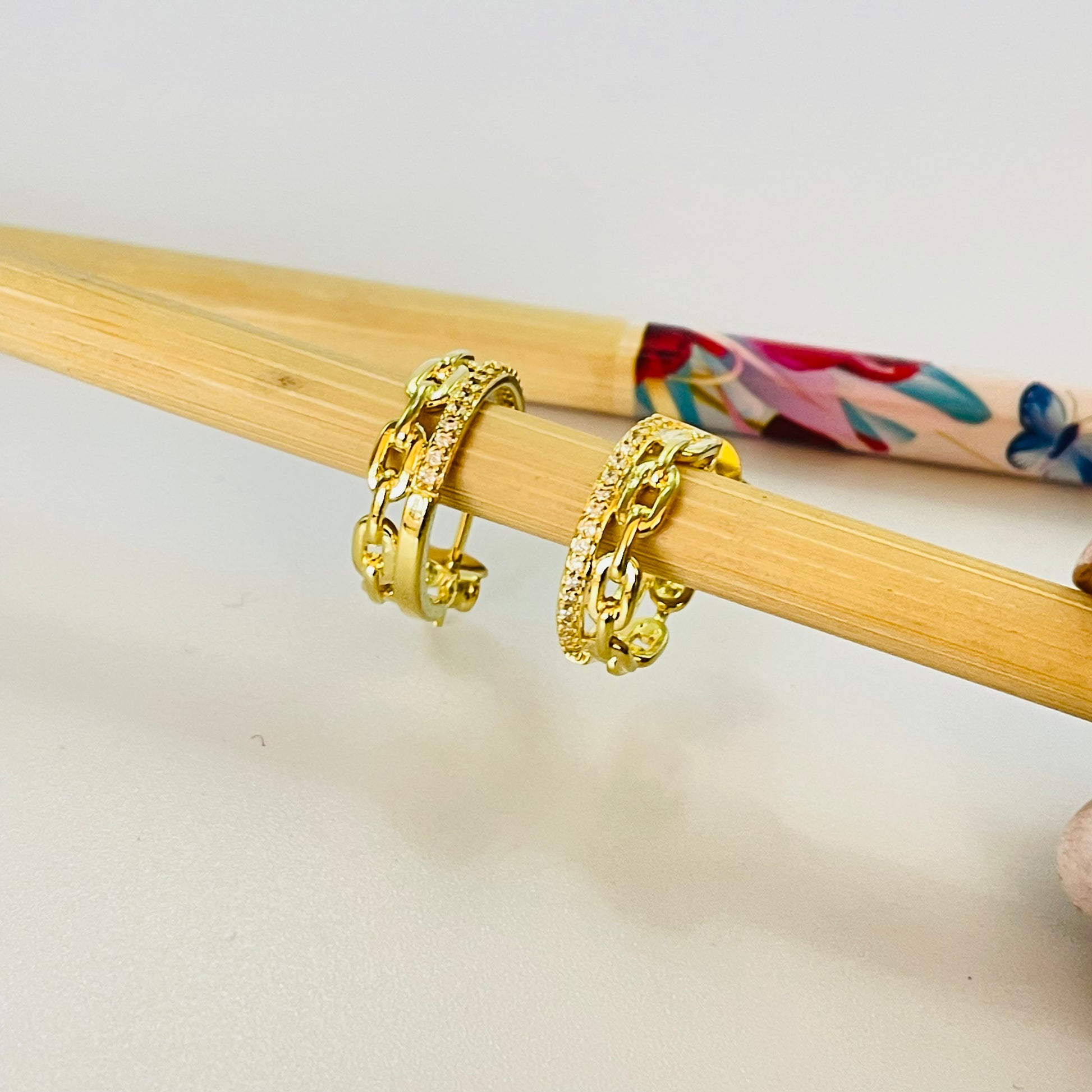 XO263 Aro Argolla Eslabones y argolla de micro circones Diá. 18 mm Ancho 5 mm Aro Baño Oro Aros Bañados hecho de Bronce Bañado en Oro 18K Joyas Bañadas en Oro