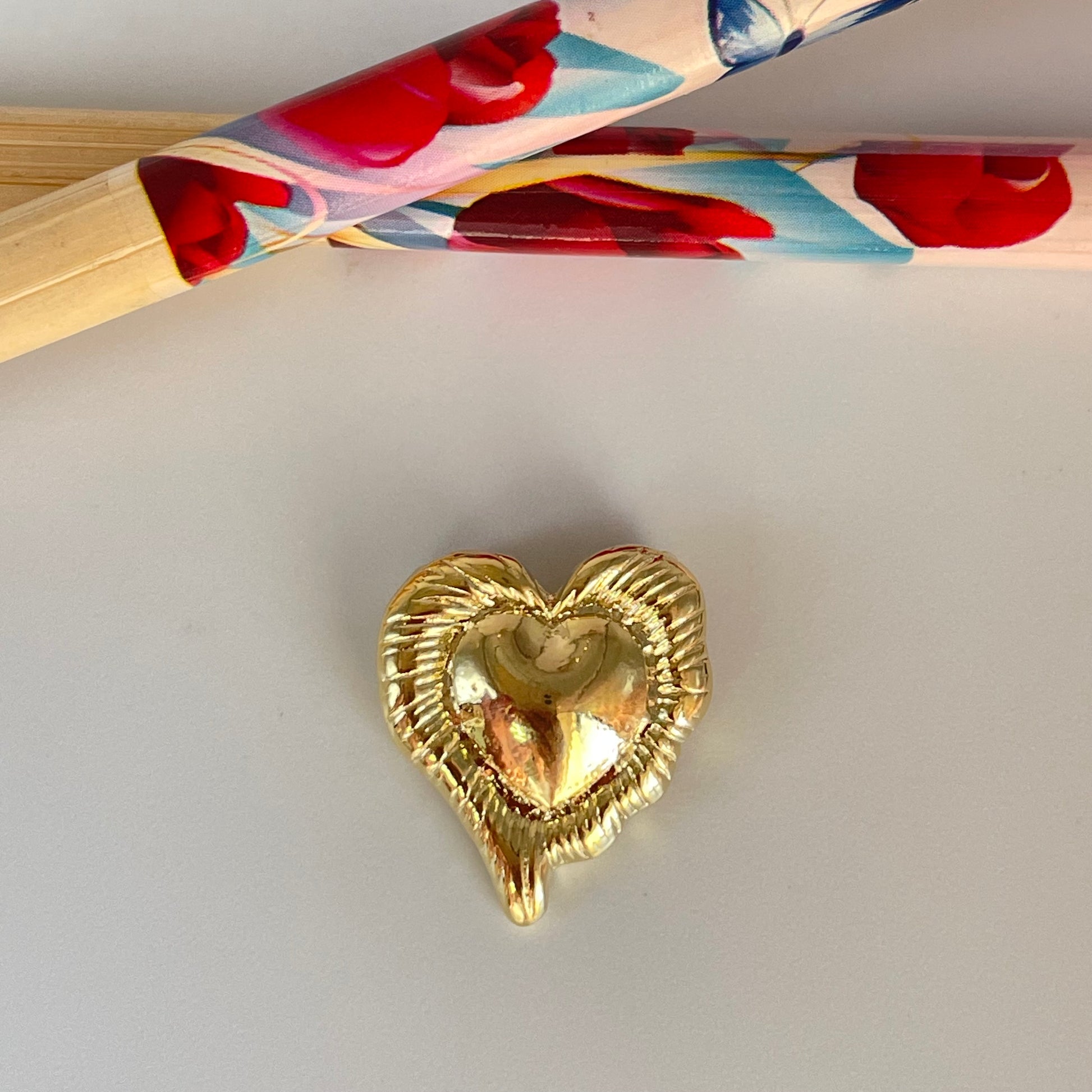 FO1131 Colgante Corazón Bordes irregulares corazón central en relieve dos argollas posteriores 20 x 16 mm Espesor 2 mm Figura Baño Oro Figuras Bañadas hecho de Bronce Bañado en Oro 18K Joyas Bañadas en Oro