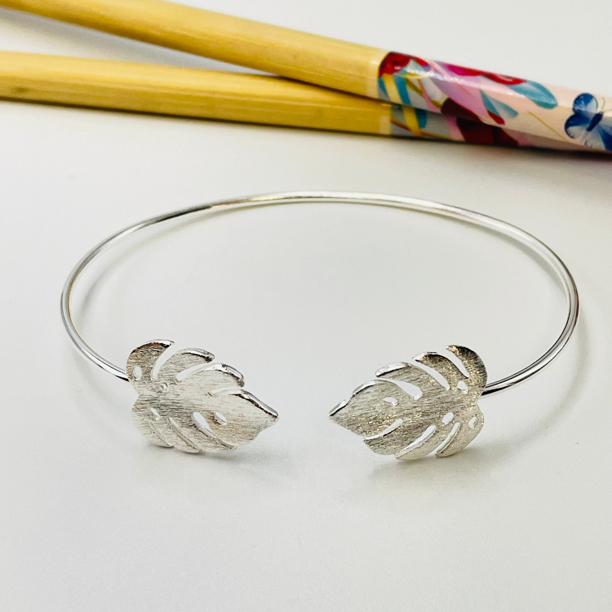 Joyas por Mayor Joyas Bañadas en Plata por Mayor Insumos para Joyas EP28 Esclava con Monstera en puntas 20 x 17 mm Diá. 65 mm espesor 1.5 mm Esclava Baño Plata