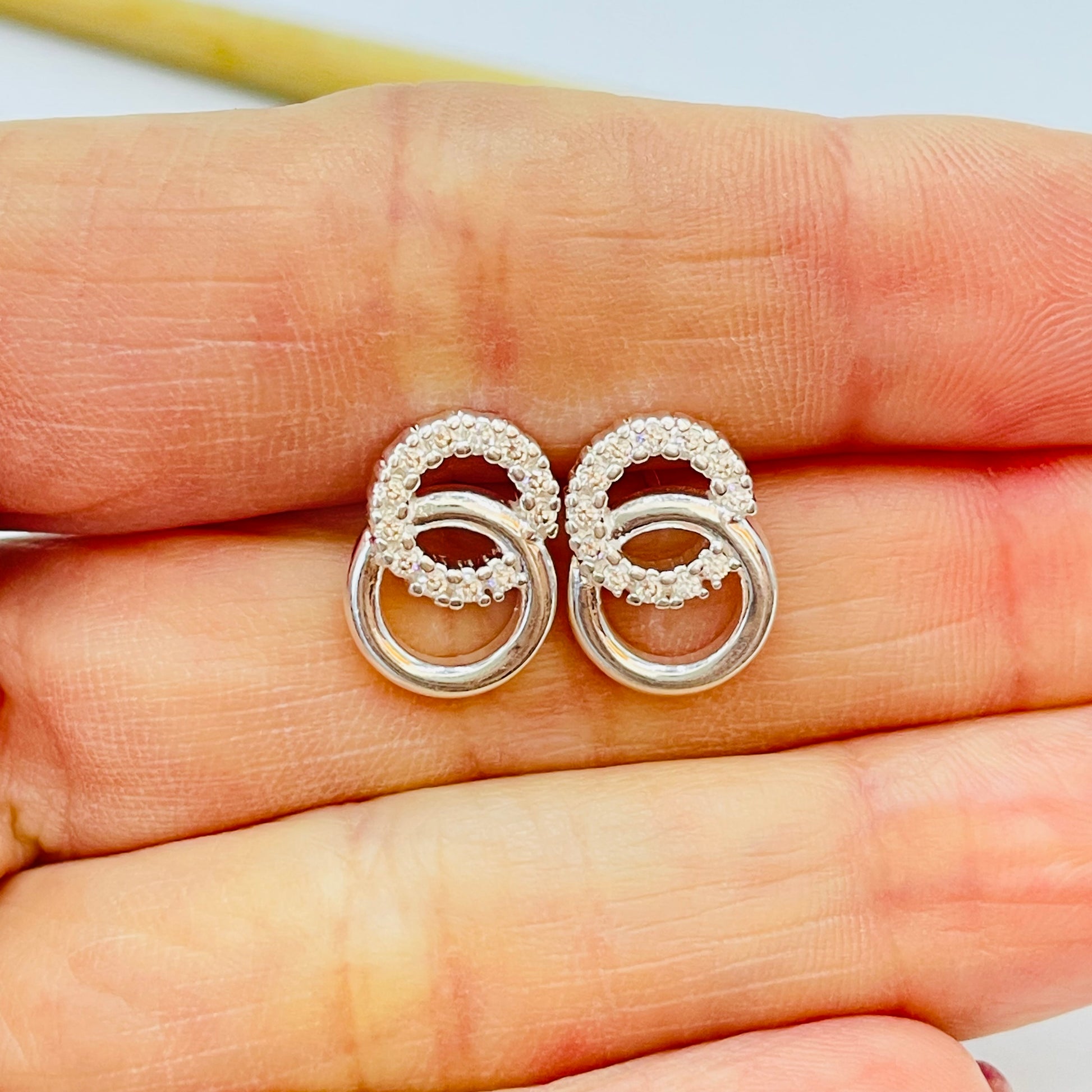 Joyas por Mayor Joyas Bañadas en Plata por Mayor Insumos para Joyas XP500 Aro 2 círculos entrelazados 1 liso y otro con circones 14 x 9.5 mm Espesor 2 mm Aro Baño Plata