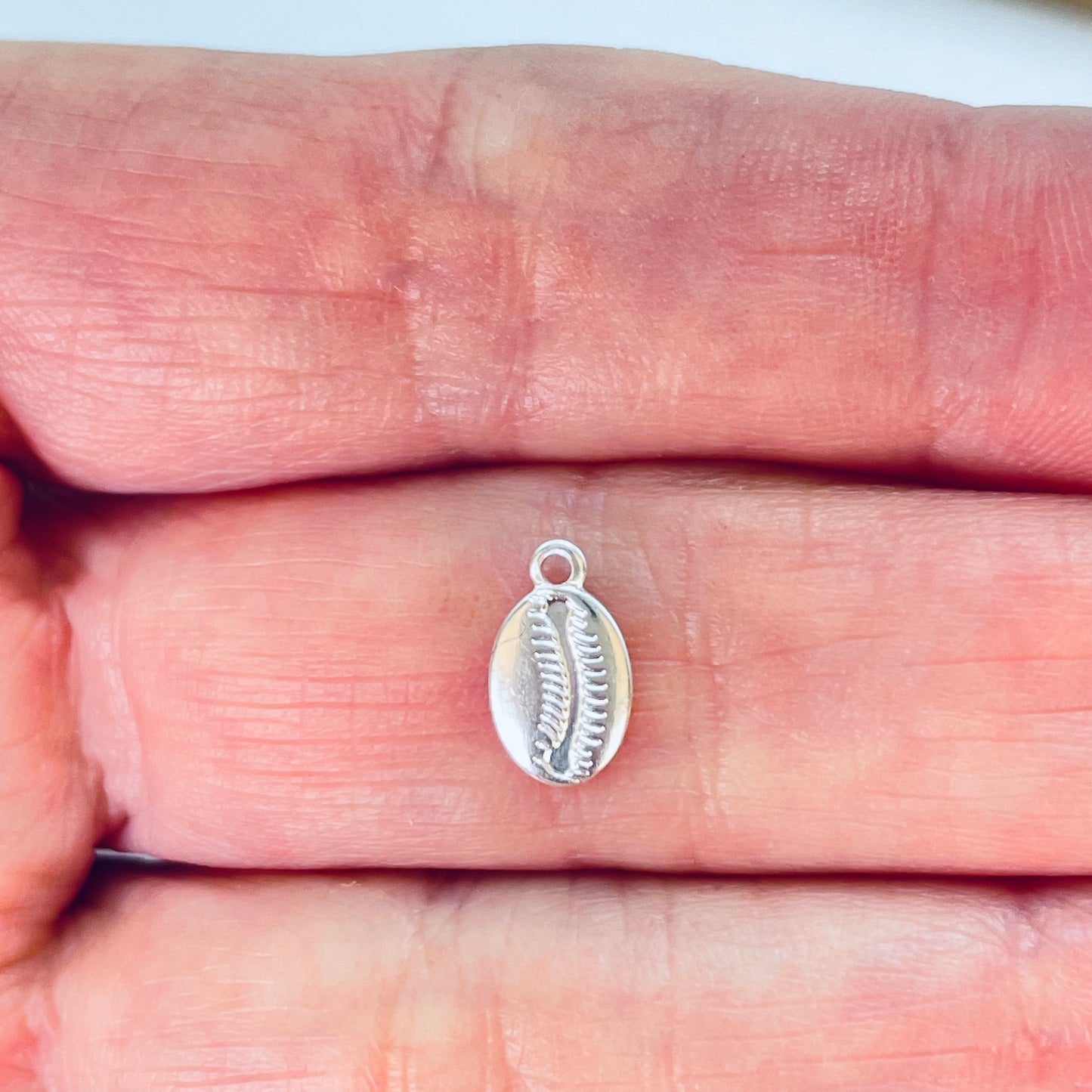 FP1197 Colgante Mini Conchita de Mar 8 x 6 mm mas argollita Espesor 1 mm Figura Baño Plata
