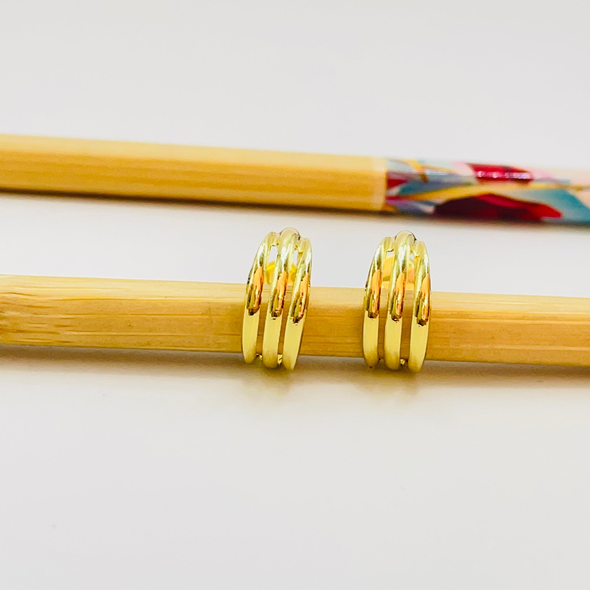Joyas por Mayor Joyas Bañadas en Oro por Mayor Insumos para Joyas XO518 Aro Argolla Triple Unidas en Puntas diá. 14 mm Ancho 6 mm Espesor 1 mm Aro Baño Oro