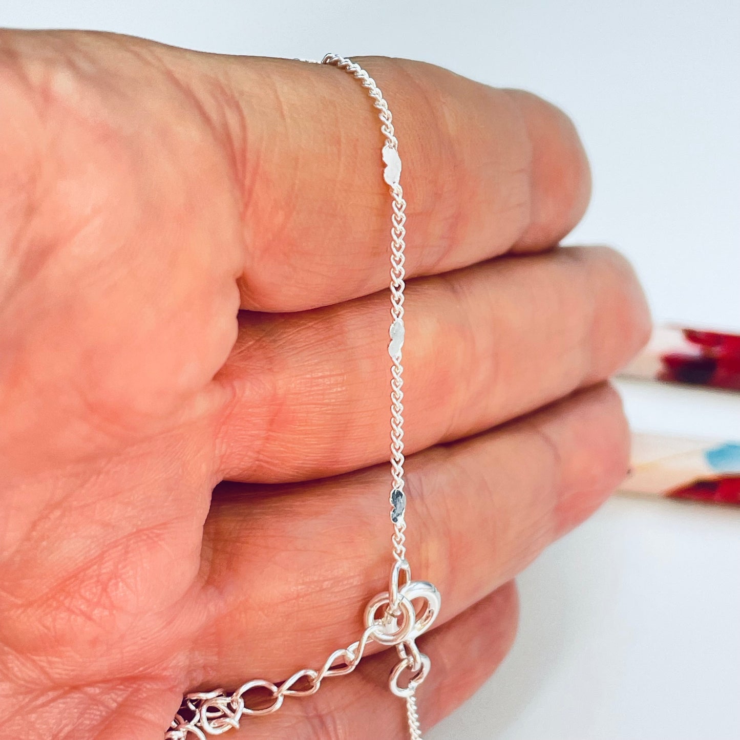 PP34 Pulsera Cadena Grumet 2 mm y Mini Corazones de 3 mm Largo 15 cm más extensor de 5 cm Pulsera Baño Plata