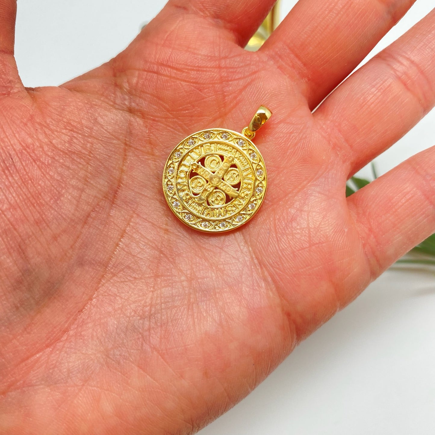 Joyas por Mayor Joyas Bañadas en Oro por Mayor Insumos para Joyas FO1236 Colgante San Benito centro calado borde circones 1 faz diá. 21 mm más valier de 9 x 3 mm Espesor 2 mm Figura Baño Oro