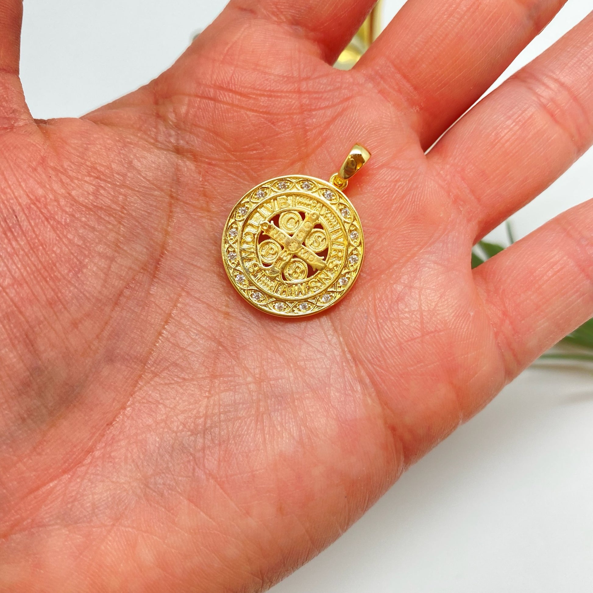 Joyas por Mayor Joyas Bañadas en Oro por Mayor Insumos para Joyas FO1236 Colgante San Benito centro calado borde circones 1 faz diá. 21 mm más valier de 9 x 3 mm Espesor 2 mm Figura Baño Oro