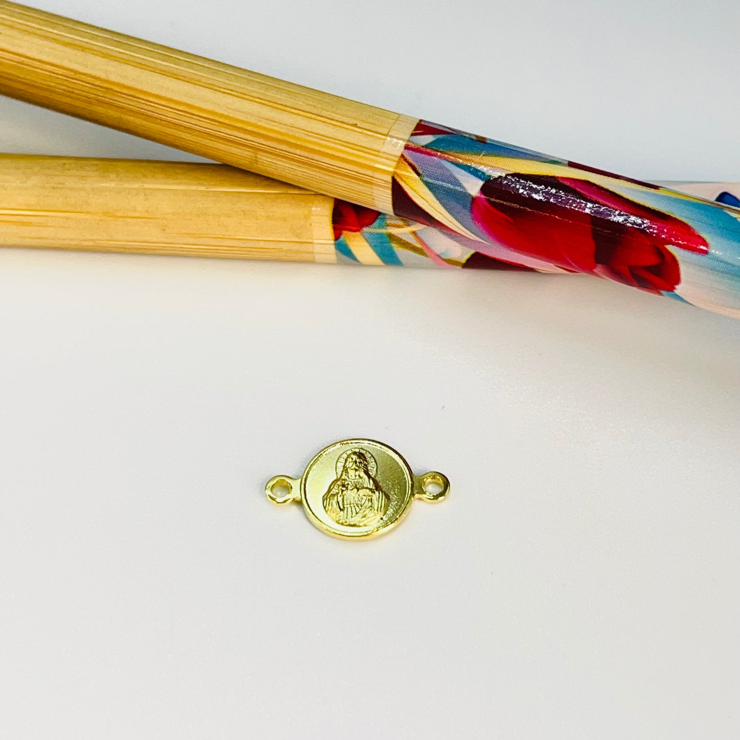 Joyas por Mayor Joyas Bañadas en Oro por Mayor Insumos para Joyas FO1200 Conector Sagrado Corazón y Virgen del Carmen Doble Faz Diá. 9 mm mas argollitas Espesor 1 mm Figura Baño Oro