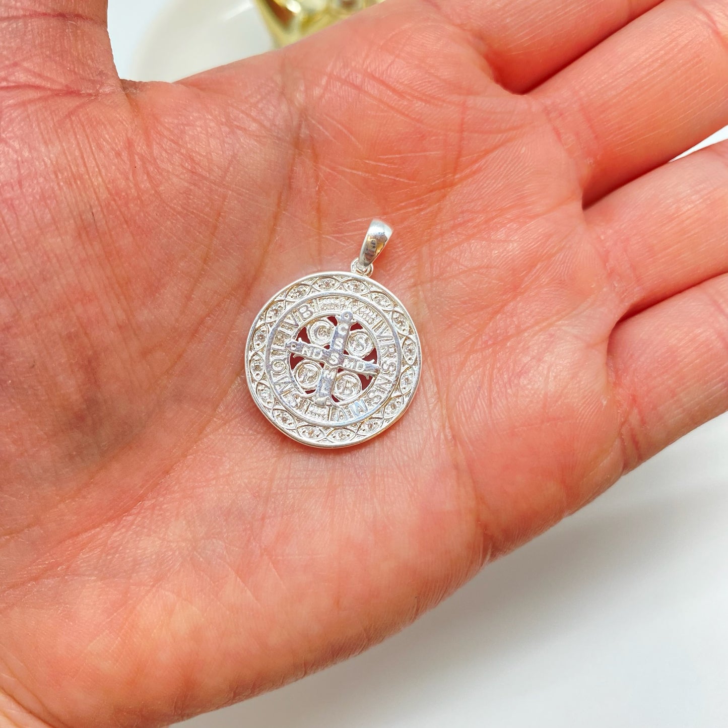 Joyas por Mayor Joyas Bañadas en Plata por Mayor Insumos para Joyas FP1236 Colgante San Benito centro calado borde circones 1 faz diá. 21 mm más valier de 9 x 3 mm Espesor 2 mm Figura Baño Plata