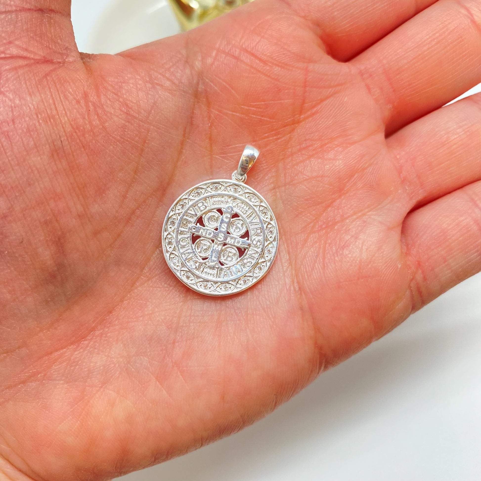 Joyas por Mayor Joyas Bañadas en Plata por Mayor Insumos para Joyas FP1236 Colgante San Benito centro calado borde circones 1 faz diá. 21 mm más valier de 9 x 3 mm Espesor 2 mm Figura Baño Plata