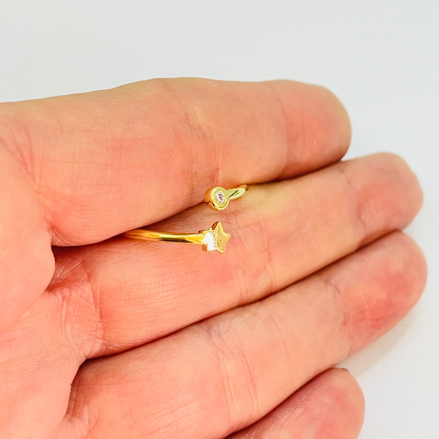 WO49 Anillo Ajustable Estrella 5 mm y Punto de Luz 3.5 mm en puntas Ancho Argolla 1.5 mm Anillo Baño Oro