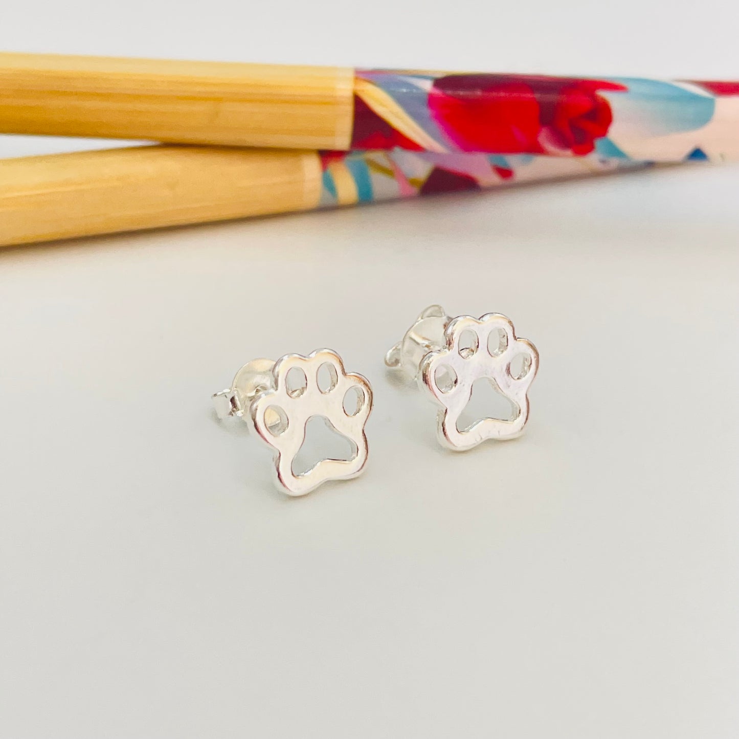 Joyas por Mayor Joyas Bañadas en Plata por Mayor Insumos para Joyas XP526 Aro Patita de Perro Calada 10 x 10 mm Espesor 1 mm Aro Baño Plata