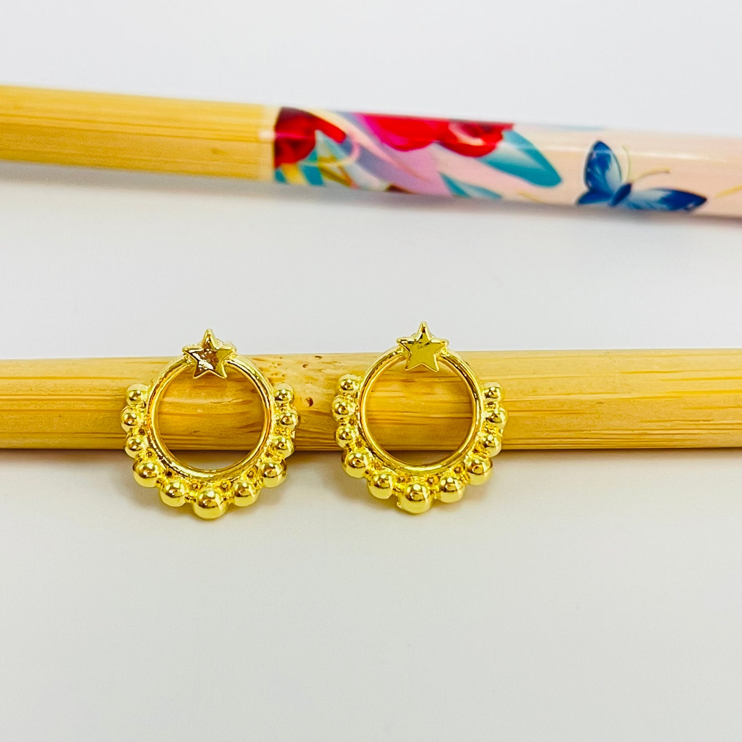 XO383 Aro Argolla frontal bolitas y estrella superior diá. 13 mm Espesor 1.2 mm Aro Baño Oro Aros Bañados hecho de Bronce Bañado en Oro 18K Joyas Bañadas en Oro