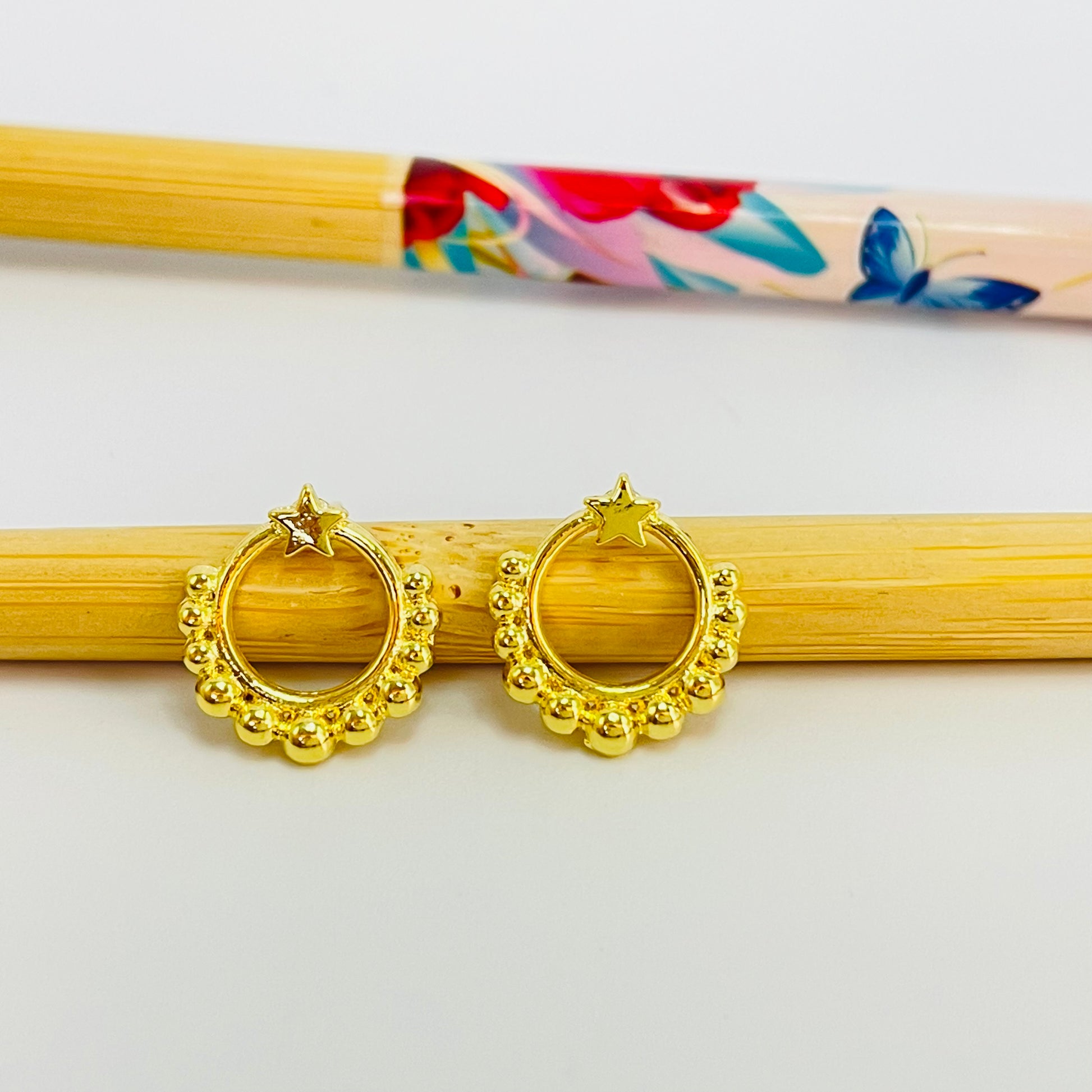 XO383 Aro Argolla frontal bolitas y estrella superior diá. 13 mm Espesor 1.2 mm Aro Baño Oro Aros Bañados hecho de Bronce Bañado en Oro 18K Joyas Bañadas en Oro