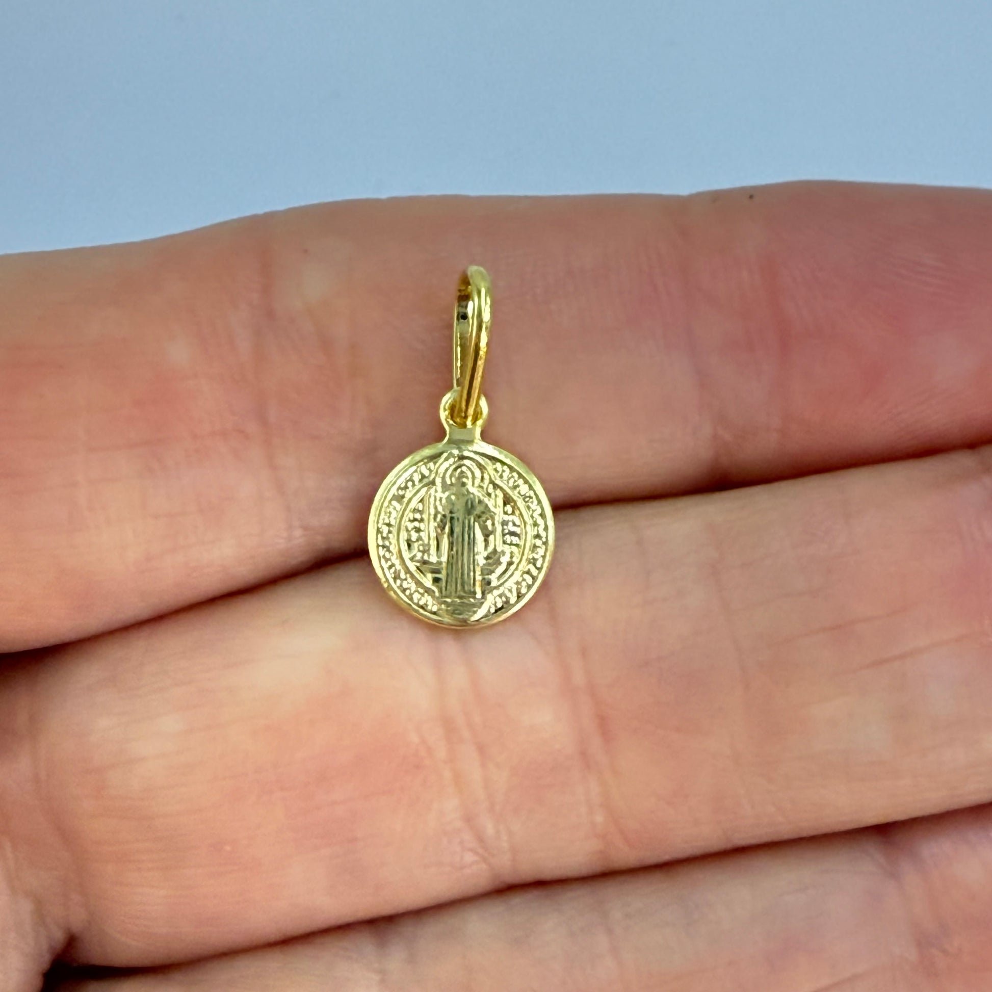 FO295 8 mm San Benito Figura Baño Oro Figuras Bañadas en Oro y Plata hecho de Bronce Bañado en Oro 18K Joyas Bañadas en Oro