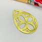 FO1096 Colgante Figura Calada Lijada Tipo Gota Flor 4 pétalos calada central 38 x 30 mm Espesor 0.8 mm Figura Baño Oro Figuras Bañadas hecho de Bronce Bañado en Oro 18K Joyas Bañadas en Oro