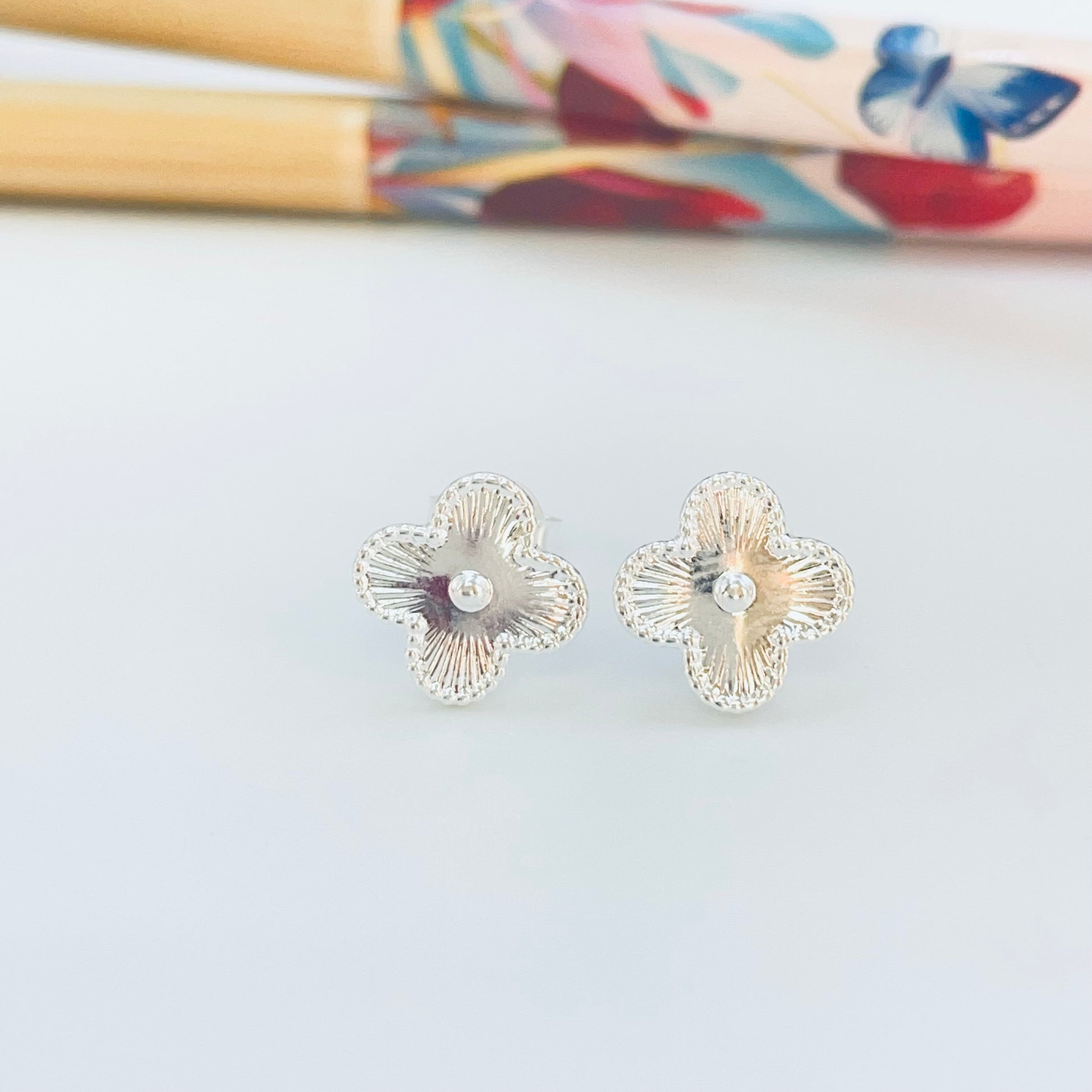 Joyas por Mayor Joyas Bañadas en Plata por Mayor Insumos para Joyas BP120 Base Trébol borde rutilado argolla posterior 10 x 10 mm Espesor 0.6 mm Base de Aro Baño Plata