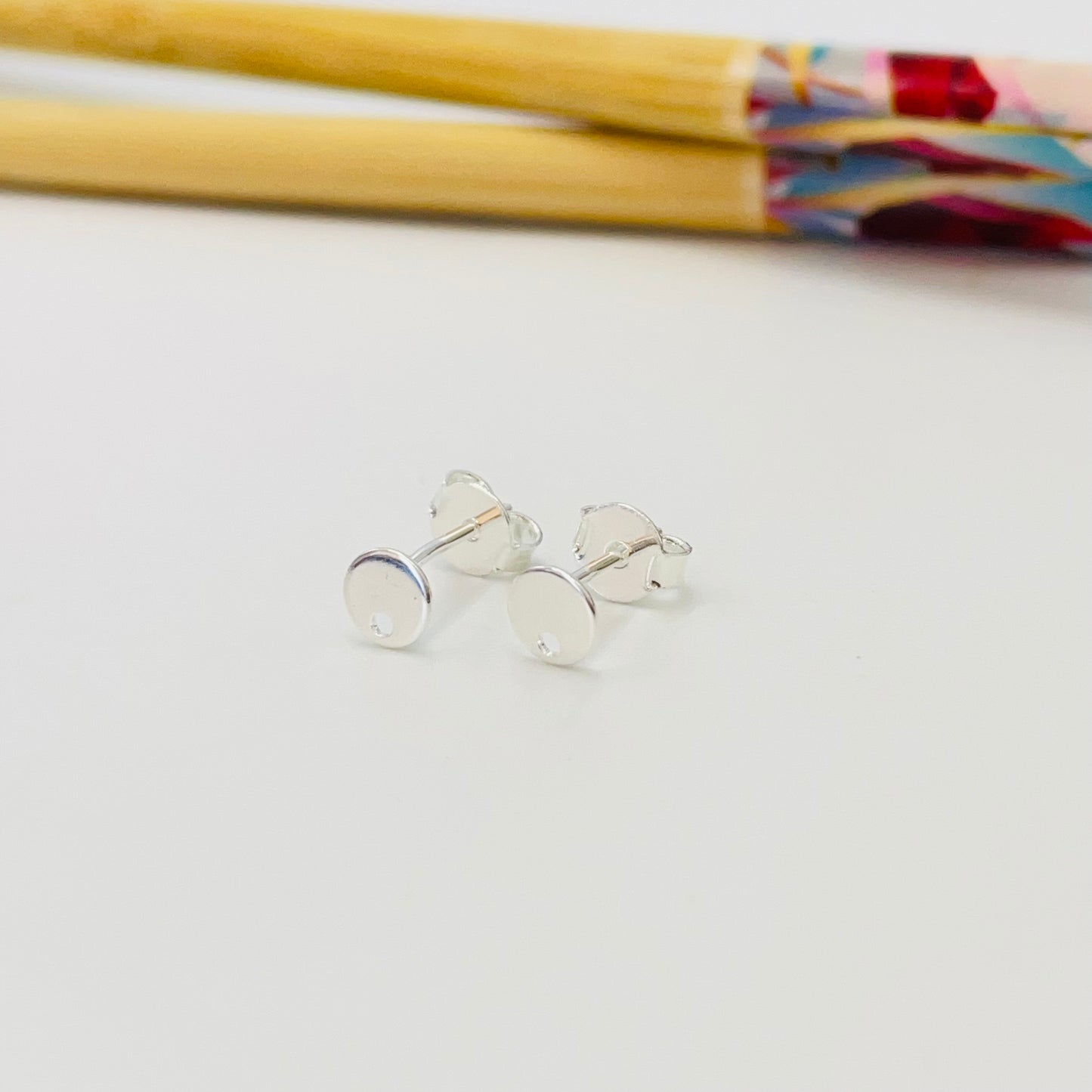 Joyas por Mayor Joyas Bañadas en Plata por Mayor Insumos para Joyas BP109 Base de Aro Redonda Mini perforación inferior Diá. 5 mm Espesor 0.5 mm Base de Aro Baño Plata