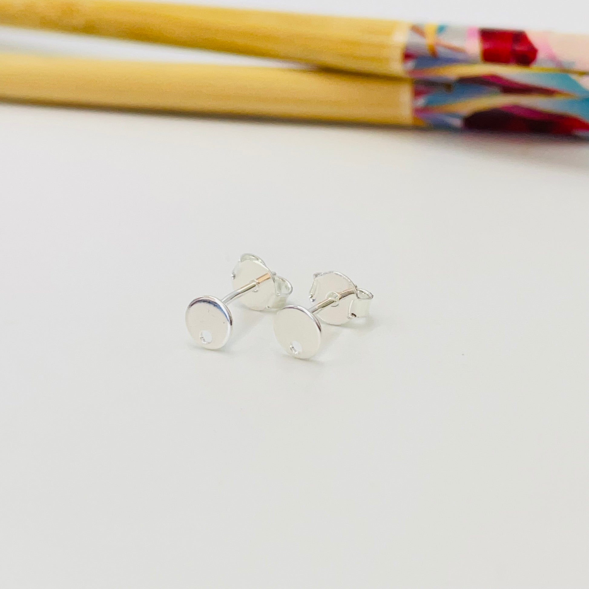 Joyas por Mayor Joyas Bañadas en Plata por Mayor Insumos para Joyas BP109 Base de Aro Redonda Mini perforación inferior Diá. 5 mm Espesor 0.5 mm Base de Aro Baño Plata