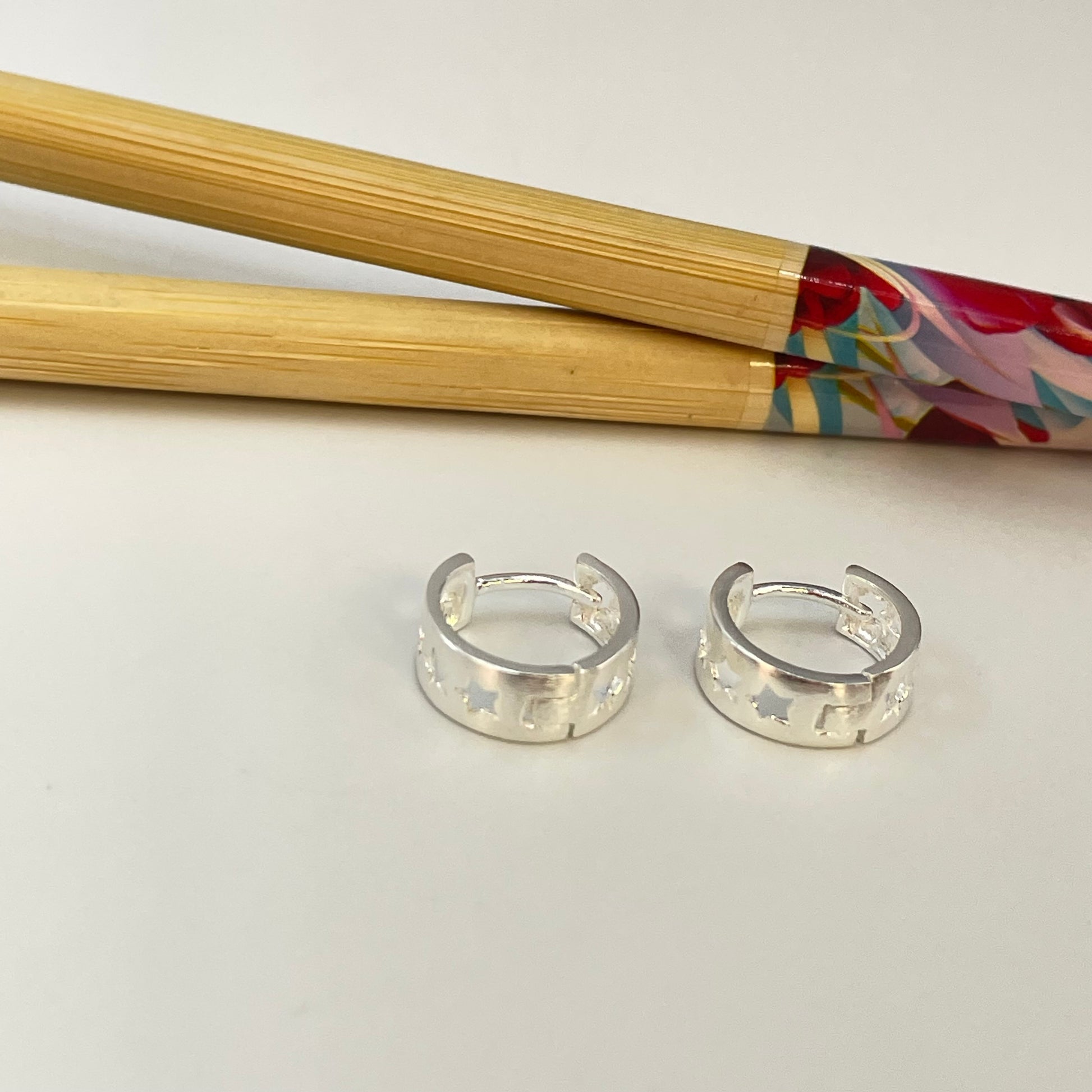 XP116 Aro Argolla Estrellas Caladas 12 mm ancho 5 mm Aro Baño Plata Aros Bañados en Oro y Plata hecho de Bronce Bañado en Plata 50 ml Joyas Bañadas en Plata