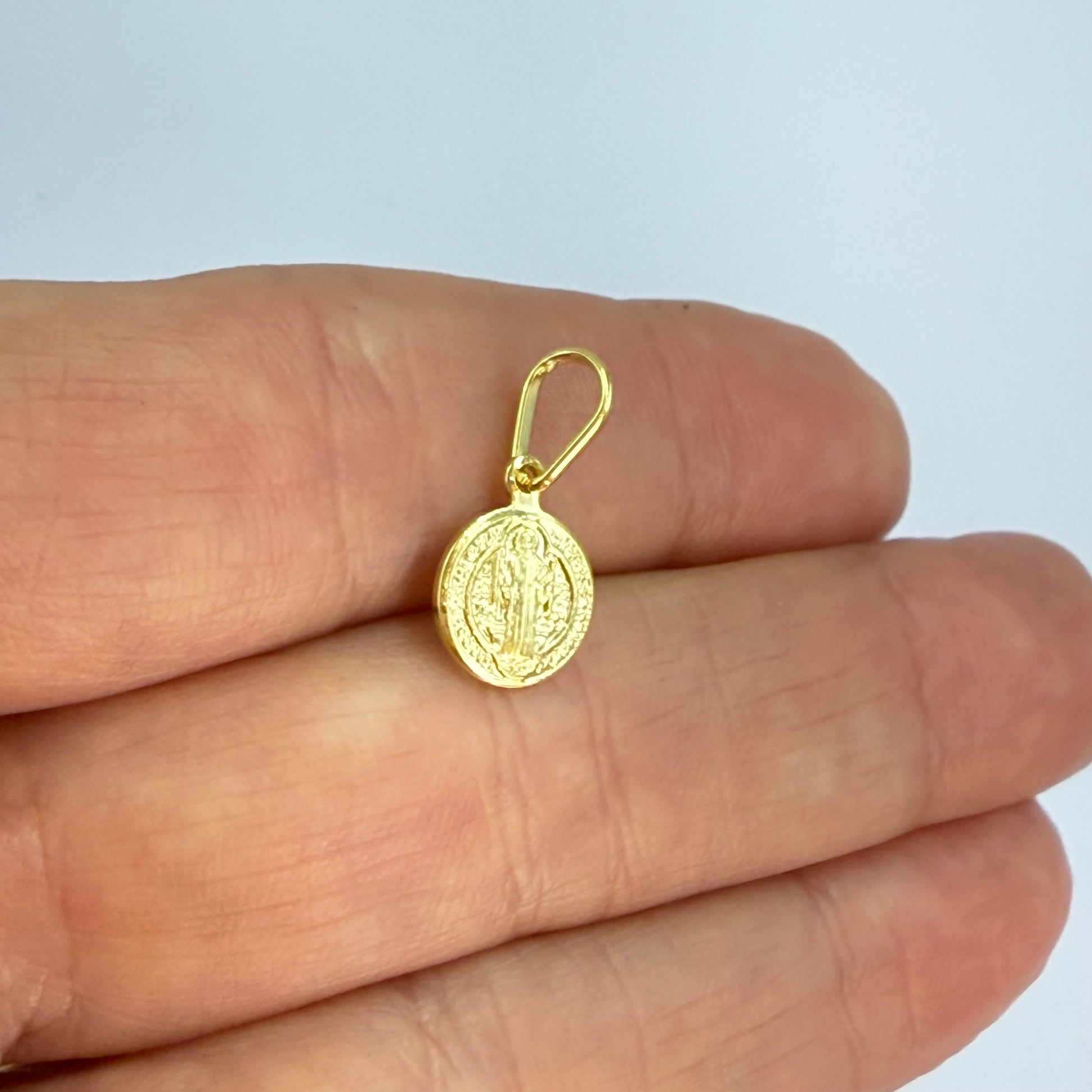 FO295 8 mm San Benito Figura Baño Oro Figuras Bañadas en Oro y Plata hecho de Bronce Bañado en Oro 18K Joyas Bañadas en Oro