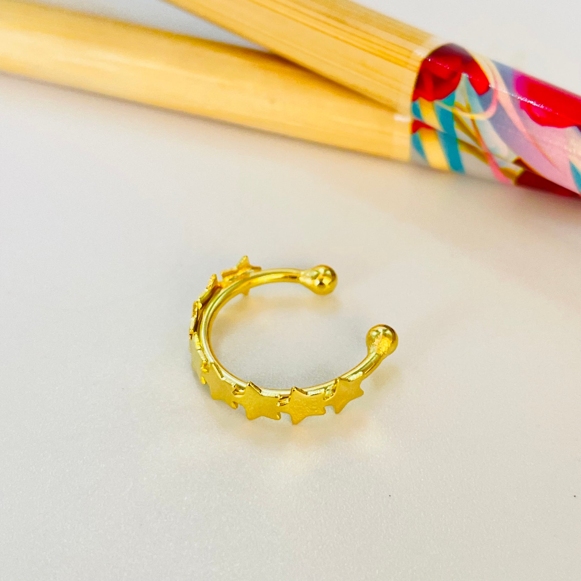 XO411 Cuff Estrellas Diá. 15 mm Ancho estrellitas 4 mm Aro Baño Oro Aros Bañados hecho de Bronce Bañado en Oro 18K Joyas Bañadas en Oro