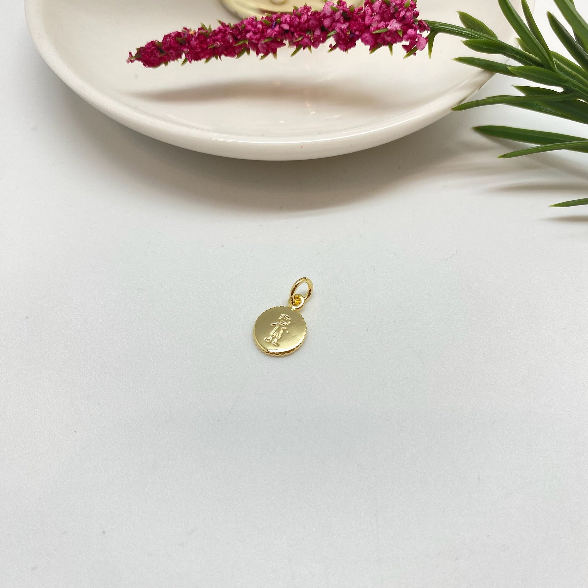 Joyas por Mayor Joyas Bañadas en Oro por Mayor Insumos para Joyas FO1238 Colgante Medalla Niñito Estampada Diá. 10 mm con argollita de 5 mm Espesor 1.2 mm Borde acanalado Figura Baño Oro