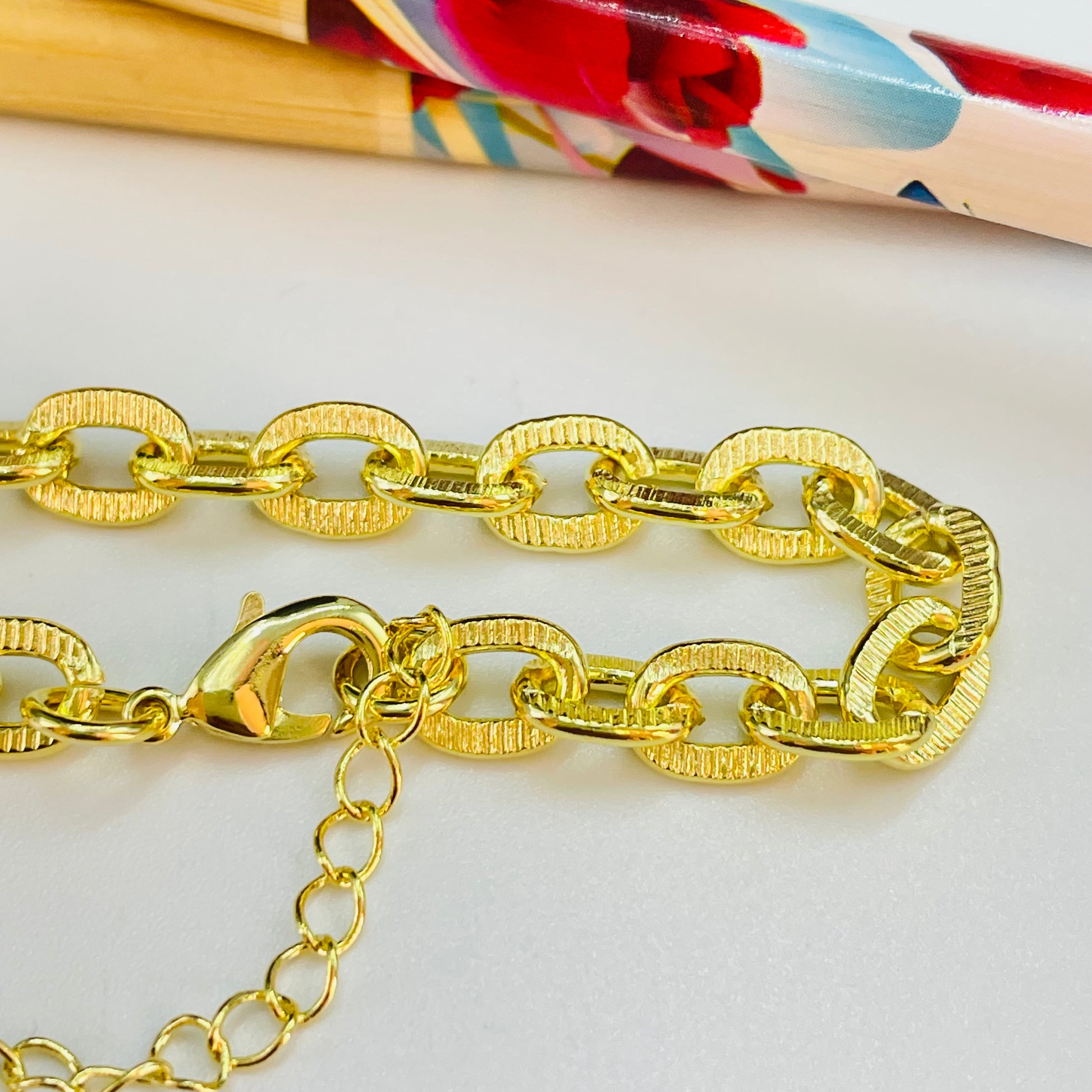 PO16 Pulsera Eslabones Candado con rayitas 17 cm mas extensor 5 cm Eslabón 8 x 6 mm Espesor 1.2 mm Pulsera Baño Oro Pulseras hecho de Bronce Bañado en Oro 18K Joyas Bañadas en Oro