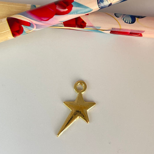 FO1125 Colgante Estrella Irregular Una punta más larga 16 x 10 mm más argollita Espesor 1 mm Figura Baño Oro