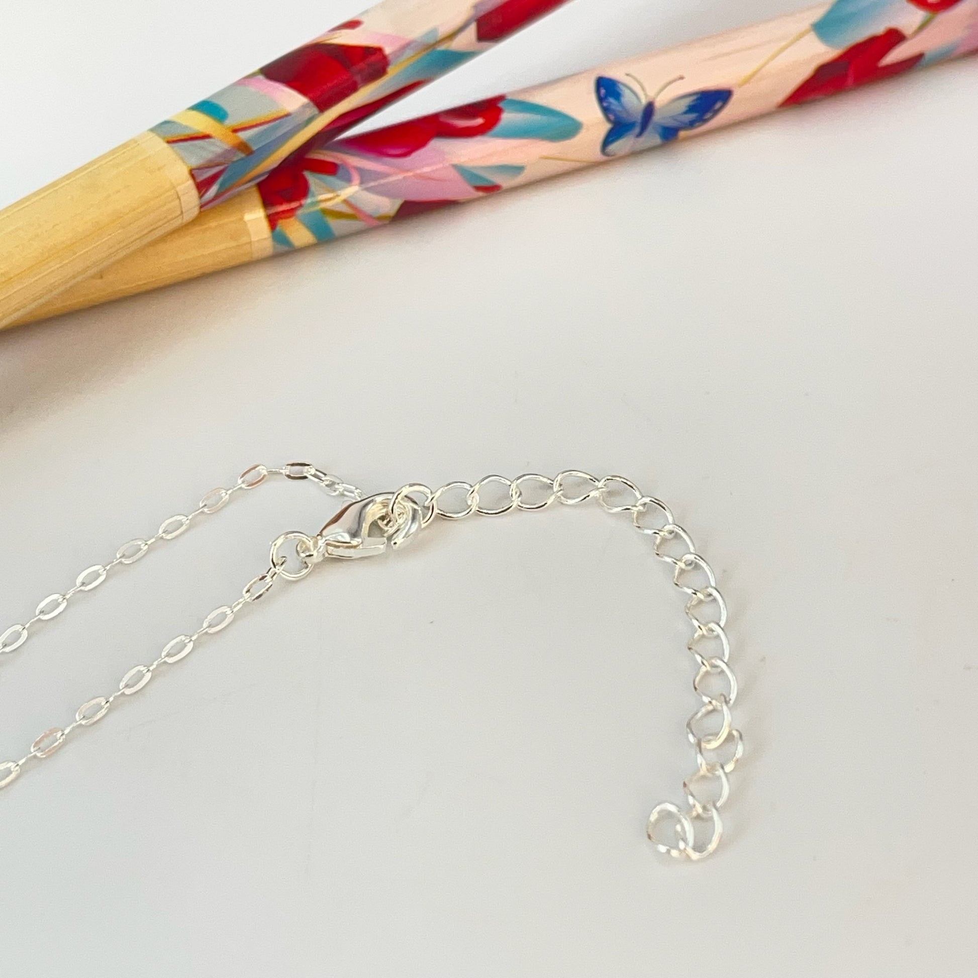 CP201 Collar Corazón Calado 20 x 22 Espesor 0.8 mm Cadena Candado facetada 45 cm más extensor de 5 cm Collar Terminado Baño Plata Cadenas Bañadas hecho de Bronce Bañado en Plata 50 ml Joyas Bañadas en Plata
