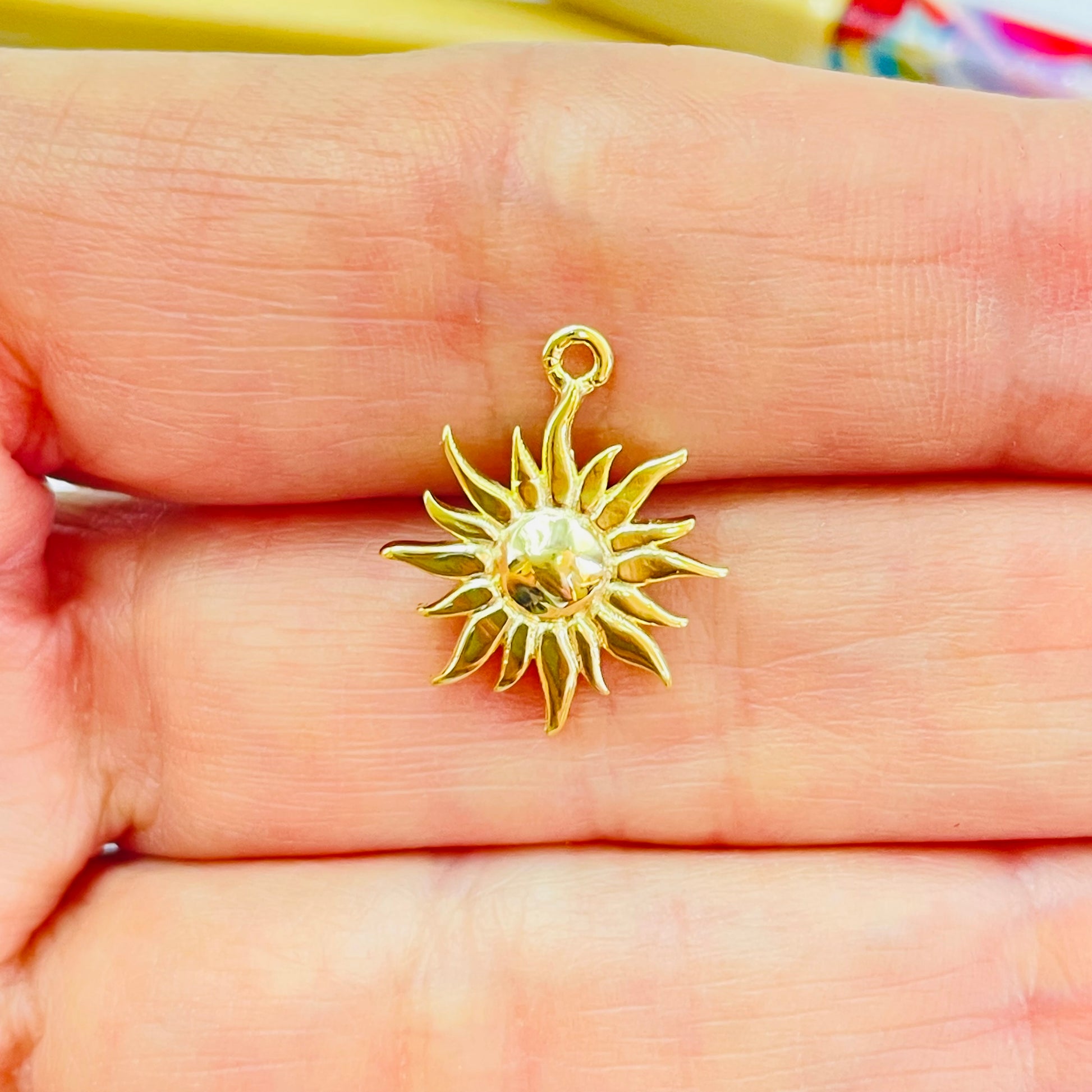 Joyas por Mayor Joyas Bañadas en Oro por Mayor Insumos para Joyas FO1223 Colgante Sol 15 x 15 mm más argollita Espesor 1.1 mm Figura Baño Oro