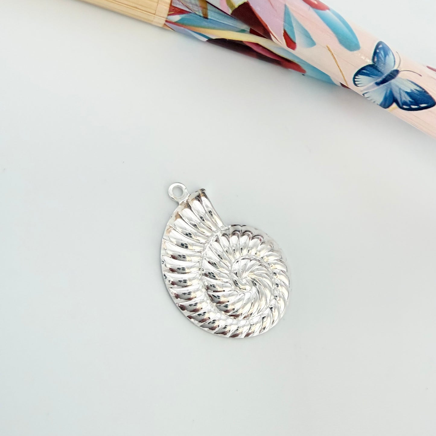 FP1258 Colgante Caracola Lado Derecho 20 x 16 mm más argollita Espesor 0.8 mm Figura Baño Plata