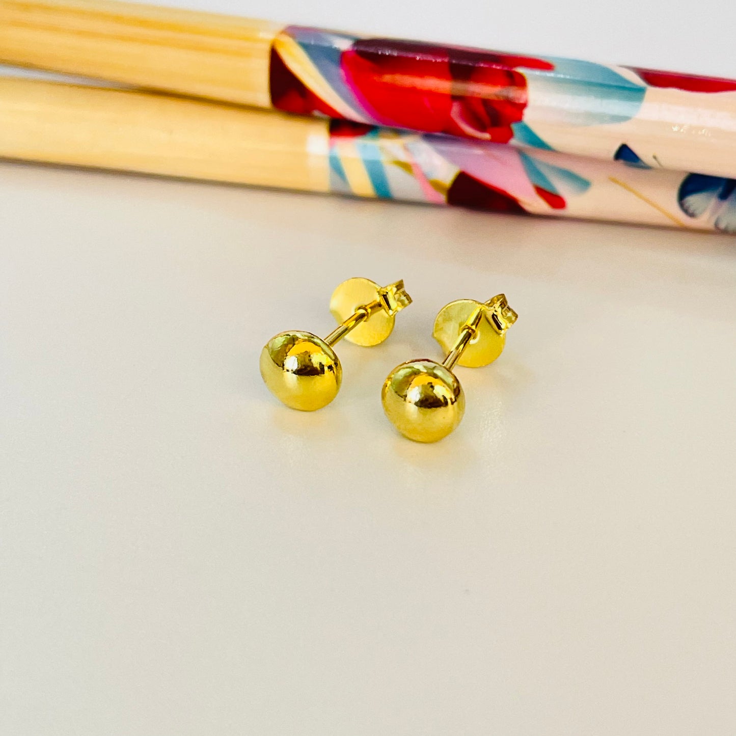 XO409 Aro Bolita Aplanada 5 mm Aro Baño Oro Aros Bañados hecho de Bronce Bañado en Oro 18K Joyas Bañadas en Oro