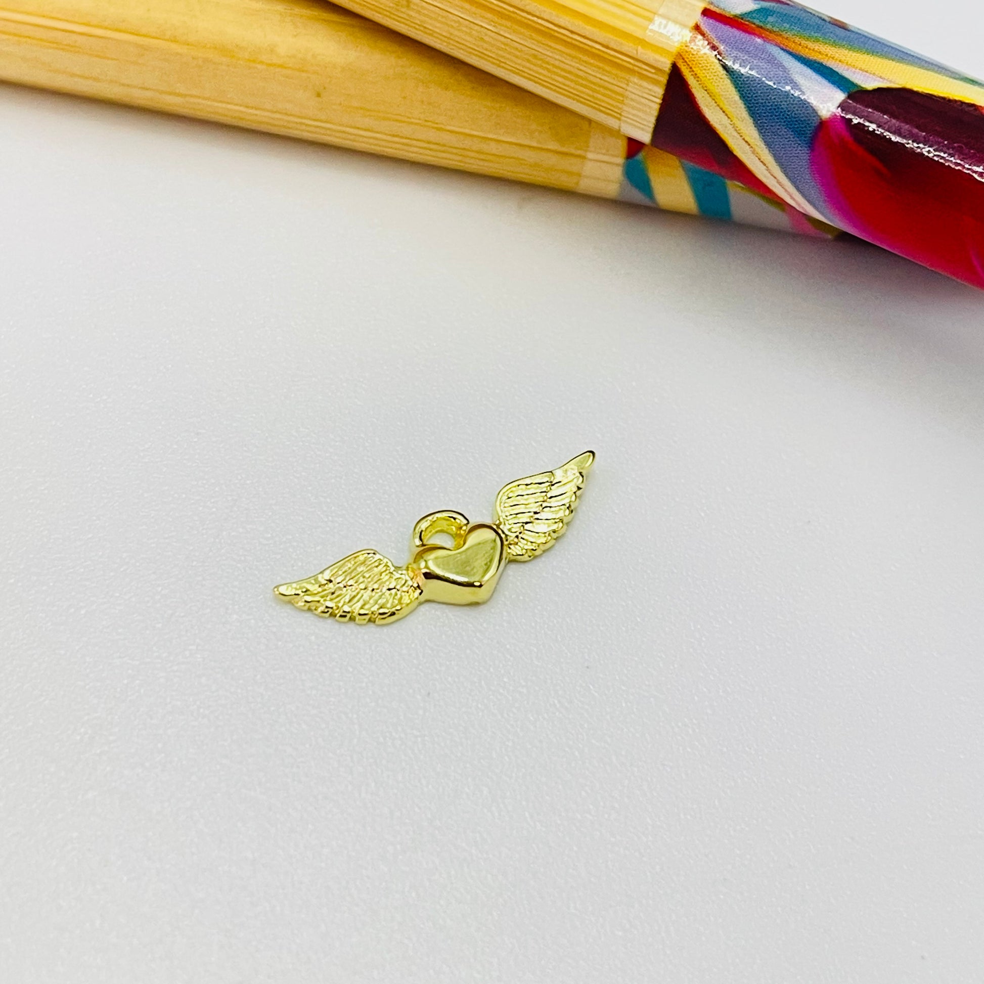 FO420 Colgante Alitas Corazón 5x20 mm Figura Baño Oro Figuras Bañadas en Oro y Plata hecho de Bronce Bañado en Oro 18K