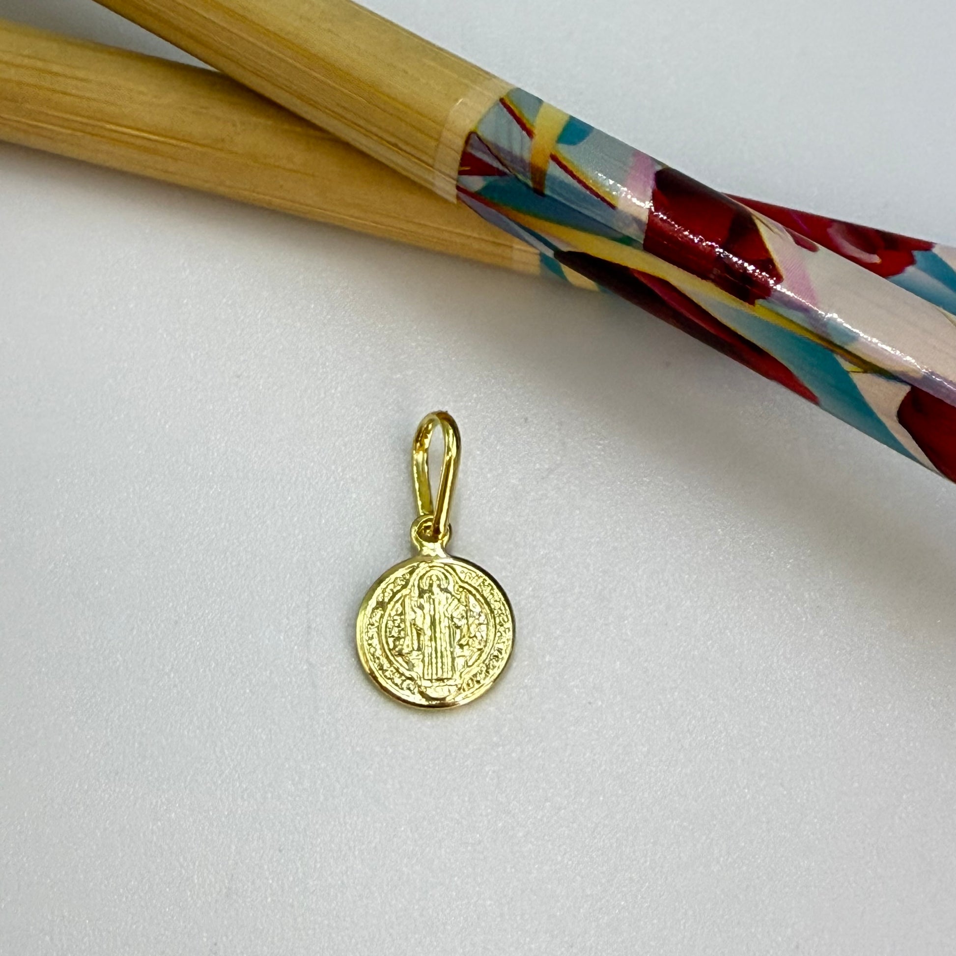 FO295 8 mm San Benito Figura Baño Oro Figuras Bañadas en Oro y Plata hecho de Bronce Bañado en Oro 18K Joyas Bañadas en Oro