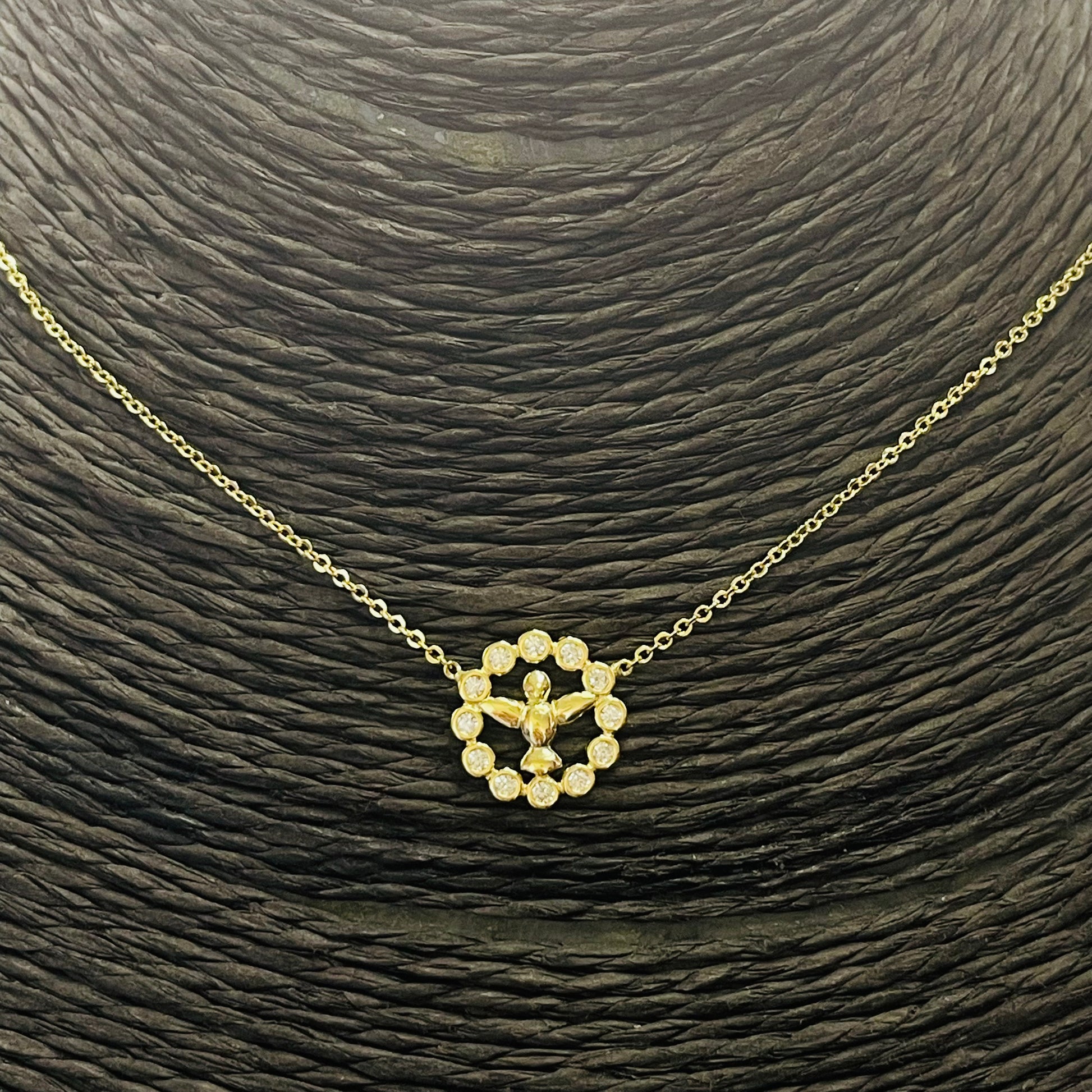 Joyas por Mayor Joyas Bañadas en Oro por Mayor Insumos para Joyas CO219 Collar Espíritu Santo diá. 12 mm mini circones de 2 mm Cadena Candado 40 cm más extensor de 7 cm y terminal mini circon Collar Terminado Baño Oro
